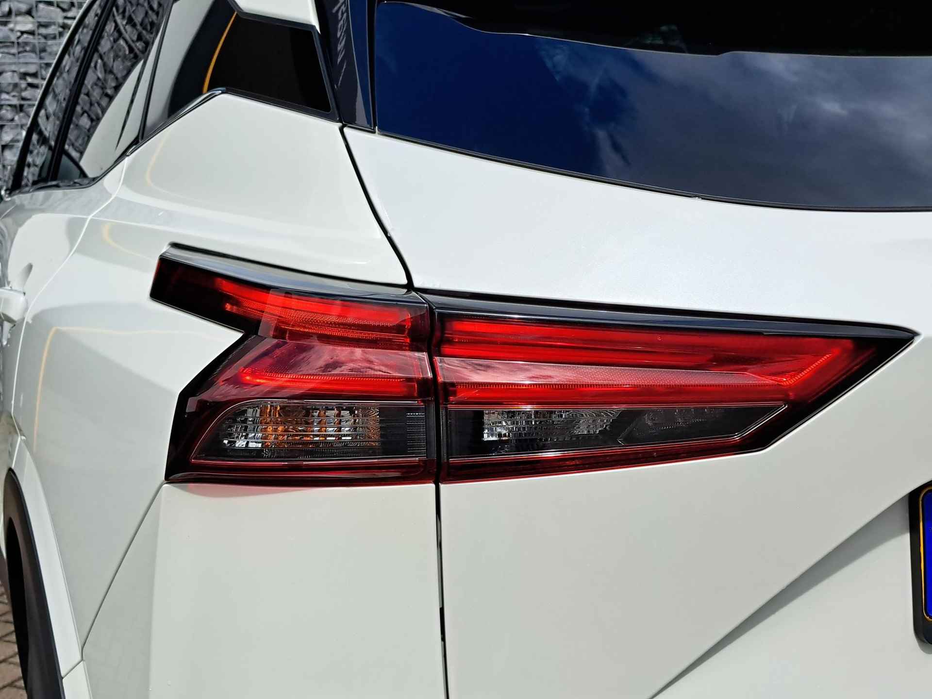 Nissan Qashqai 1.3 MHEV Acenta  | Panorama dak | Apple Carplay/Android Auto | Achteruitrijcamera | Full-LED koplampen - 30/33