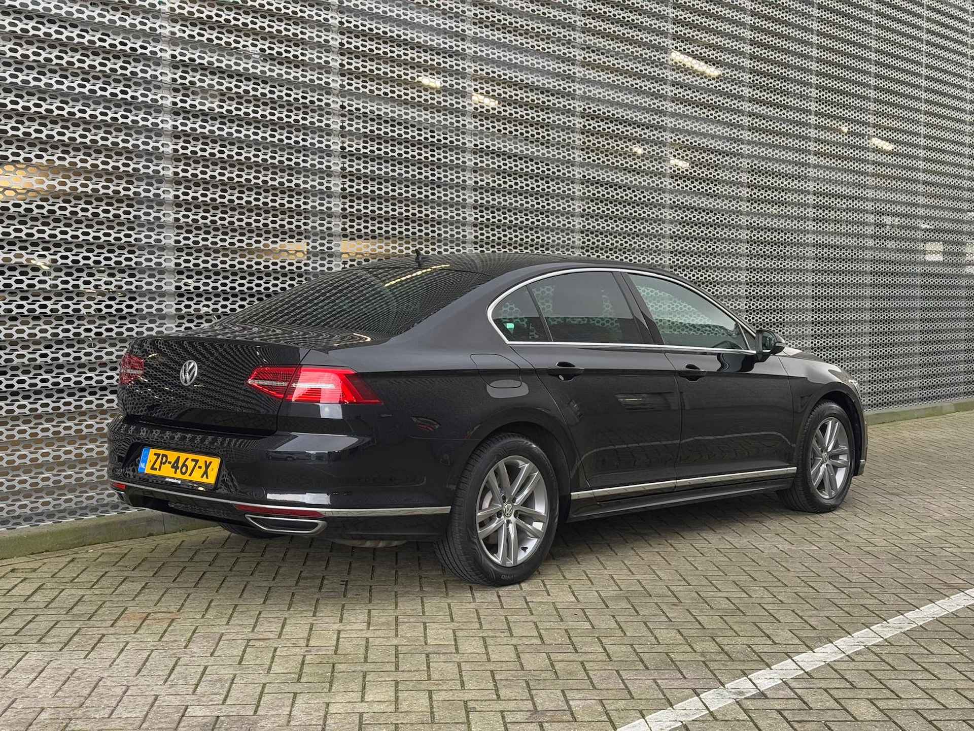 Volkswagen Passat 1.5 TSI Highline Business R / 3xR-Line / Panoramadak / Digitale Cockpit / Lederen Bekleding / Achteruitrijcamera / Stoelverwarming P4 - 8/32