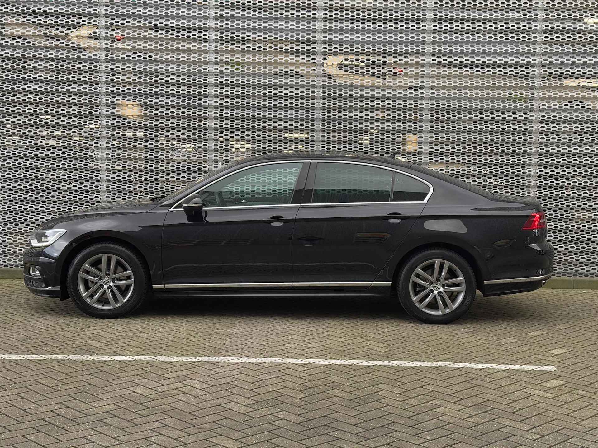 Volkswagen Passat 1.5 TSI Highline Business R / 3xR-Line / Panoramadak / Digitale Cockpit / Lederen Bekleding / Achteruitrijcamera / Stoelverwarming P4 - 5/32