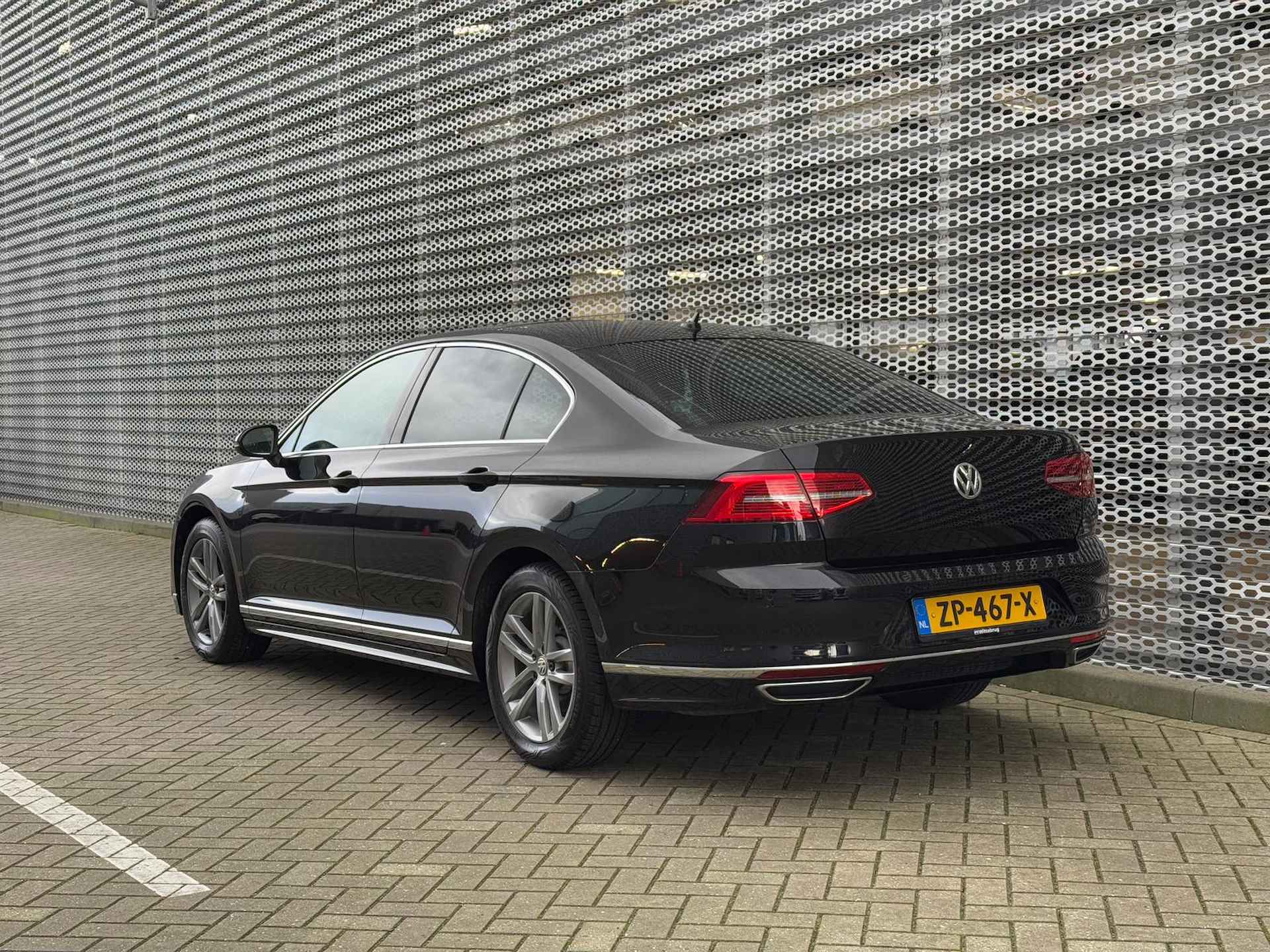 Volkswagen Passat 1.5 TSI Highline Business R / 3xR-Line / Panoramadak / Digitale Cockpit / Lederen Bekleding / Achteruitrijcamera / Stoelverwarming P4 - 6/32