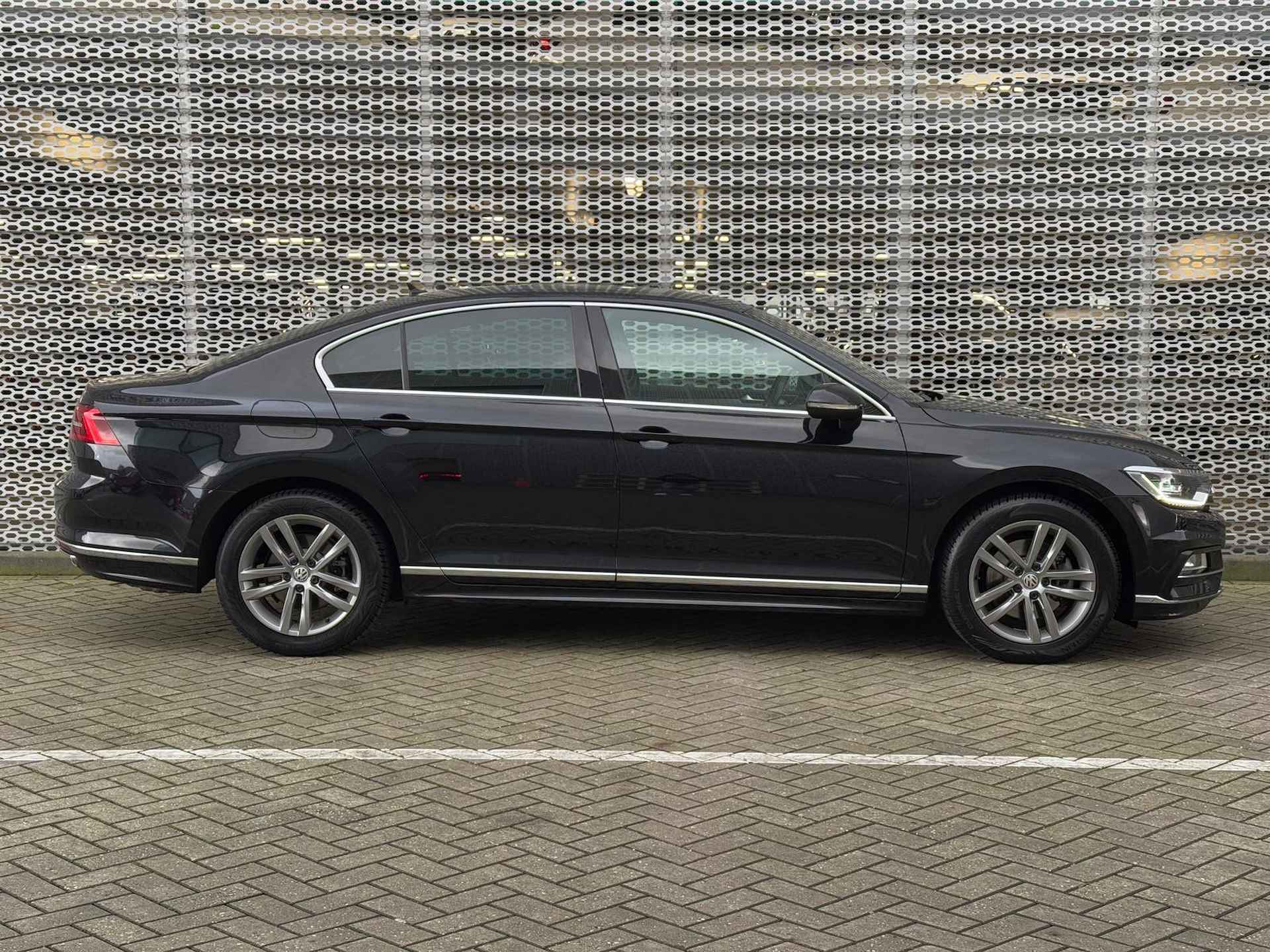 Volkswagen Passat 1.5 TSI Highline Business R / 3xR-Line / Panoramadak / Digitale Cockpit / Lederen Bekleding / Achteruitrijcamera / Stoelverwarming P4 - 9/32