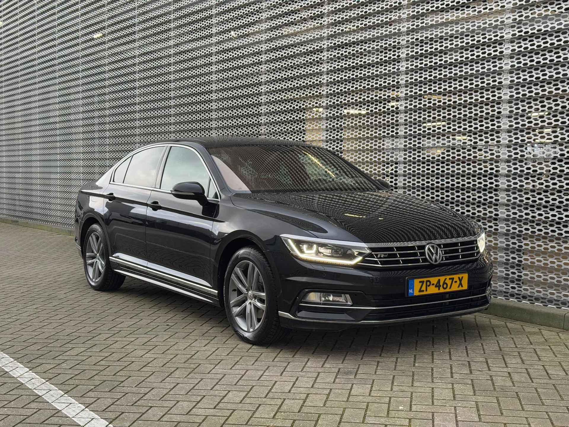 Volkswagen Passat 1.5 TSI Highline Business R / 3xR-Line / Panoramadak / Digitale Cockpit / Lederen Bekleding / Achteruitrijcamera / Stoelverwarming P4 - 10/32