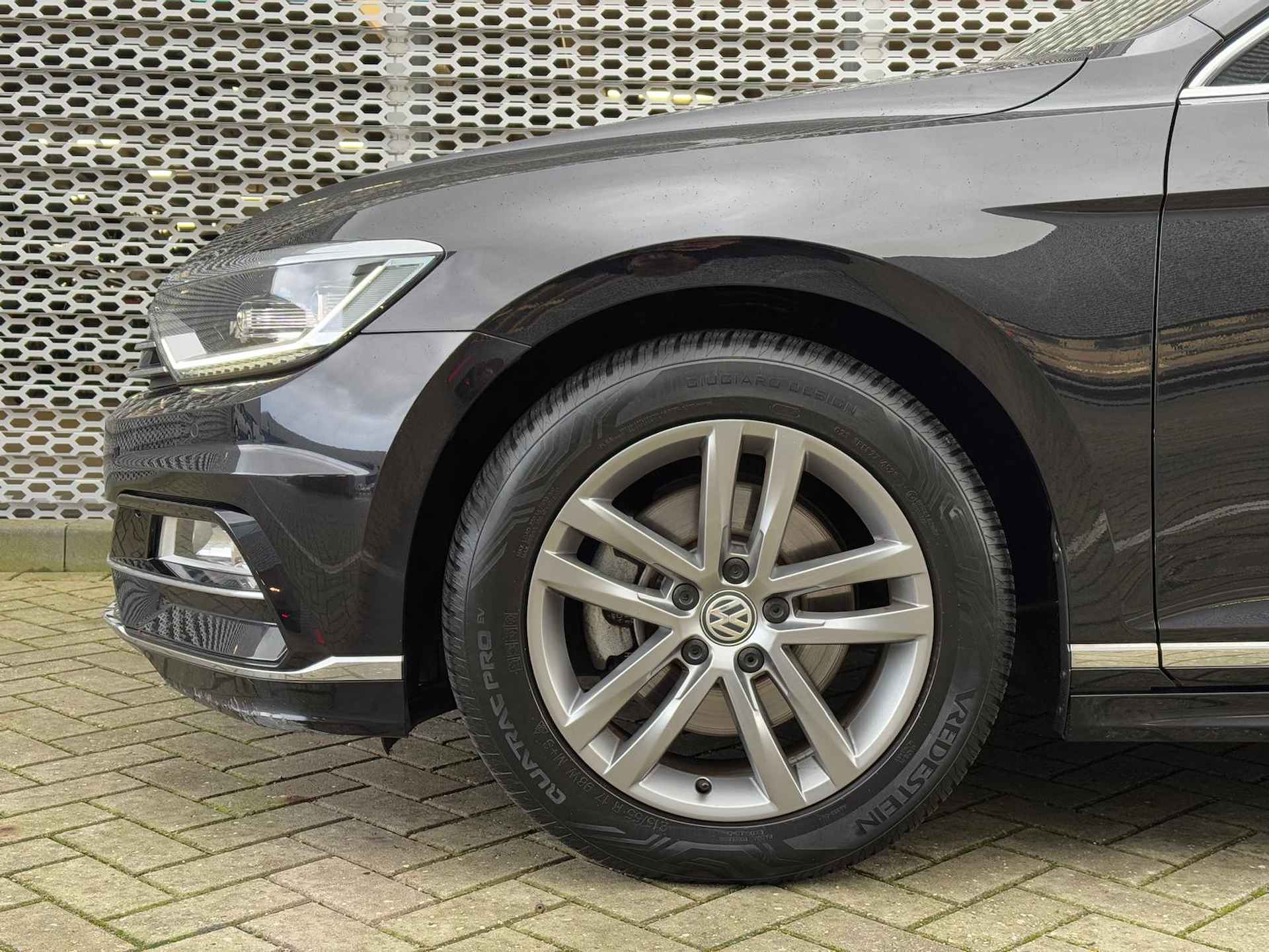 Volkswagen Passat 1.5 TSI Highline Business R / 3xR-Line / Panoramadak / Digitale Cockpit / Lederen Bekleding / Achteruitrijcamera / Stoelverwarming P4 - 32/32