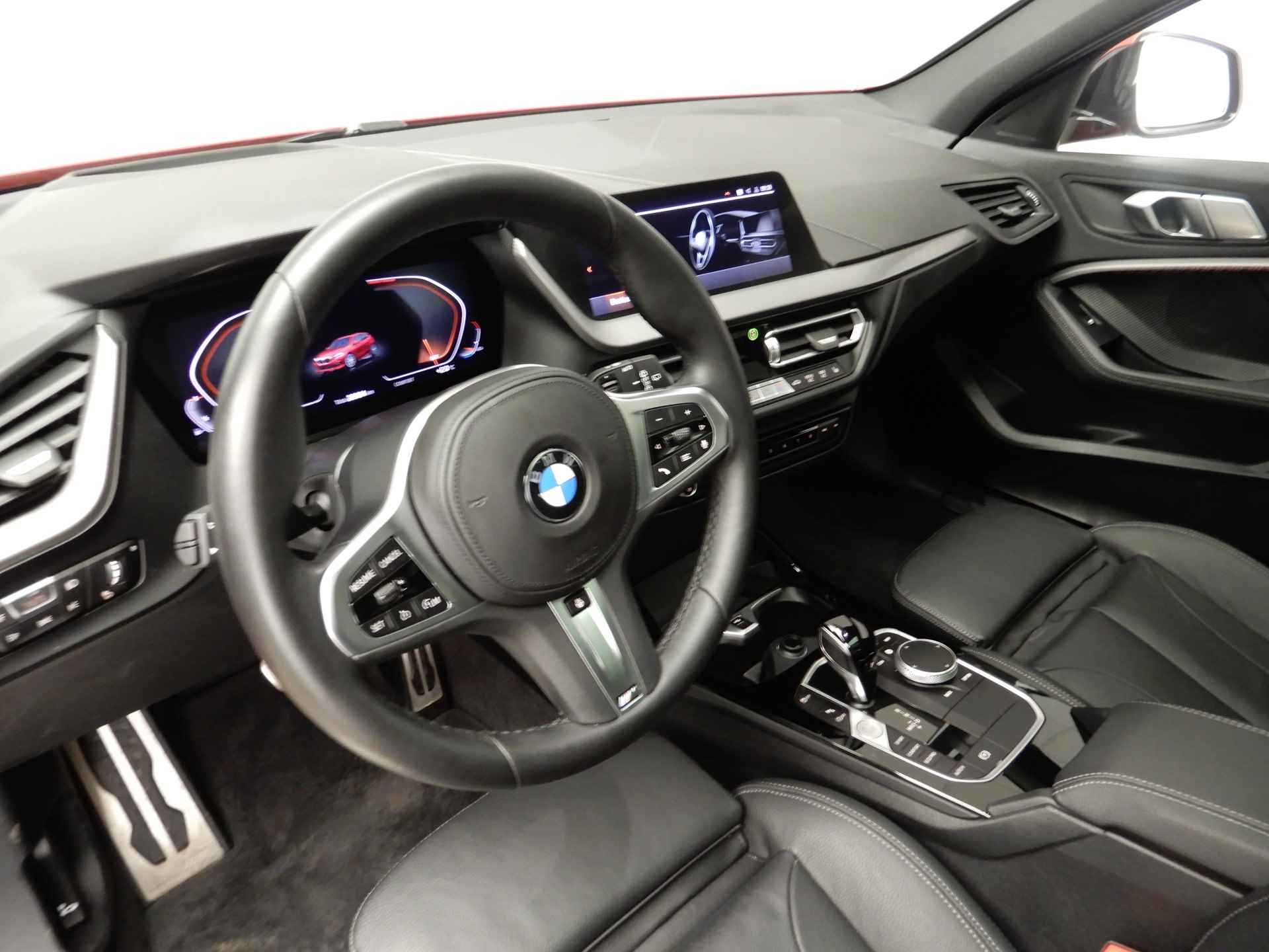 BMW 1 Serie 5-deurs 120i M-Sportpakket / LED / Leder / HUD / Schuifdak / Elektr. zetels / Keyles go / DAB / Alu 18 inch - 7/41
