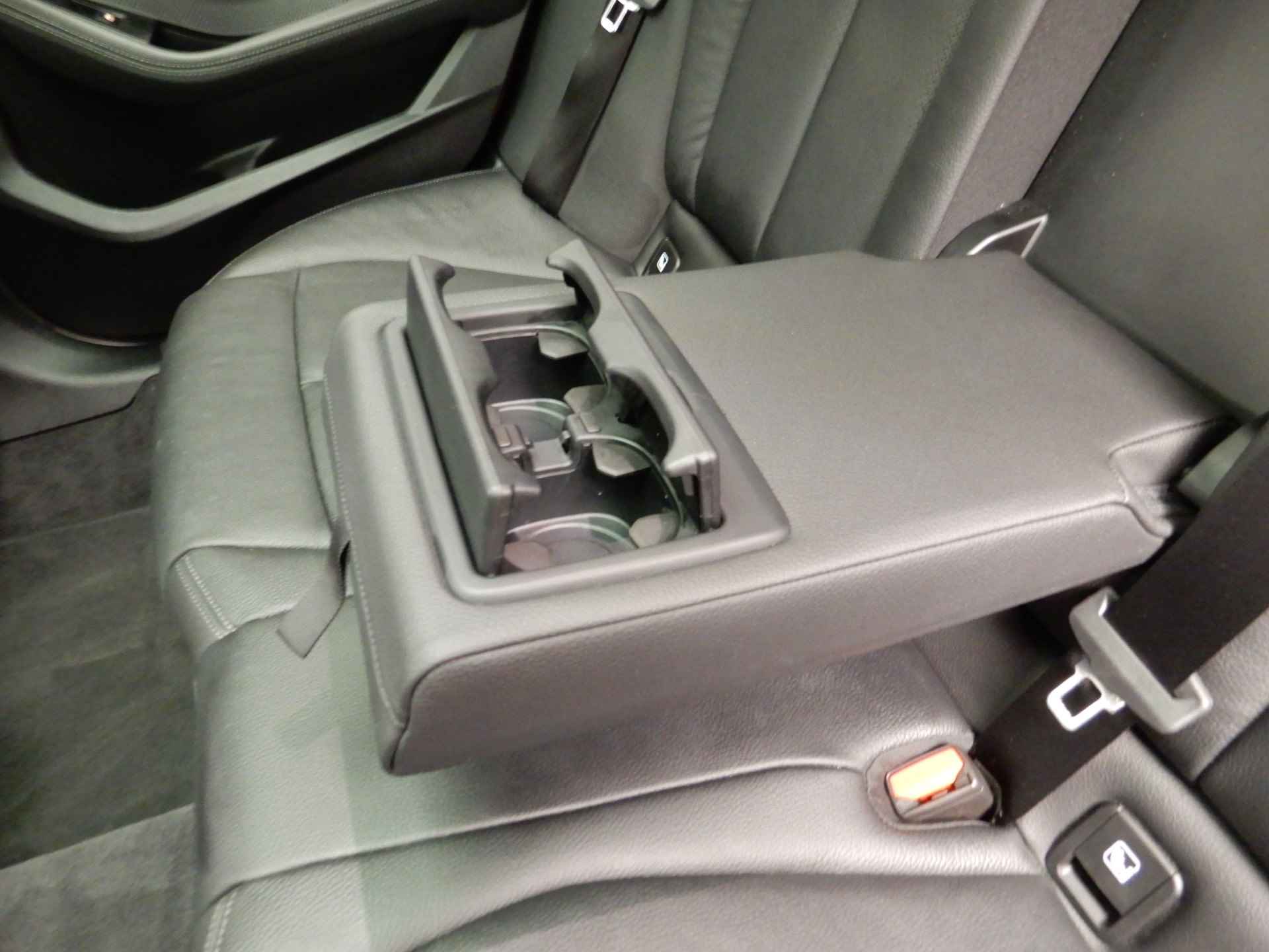 BMW 1 Serie 5-deurs 120i M-Sportpakket / LED / Leder / HUD / Schuifdak / Elektr. zetels / Keyles go / DAB / Alu 18 inch - 21/41