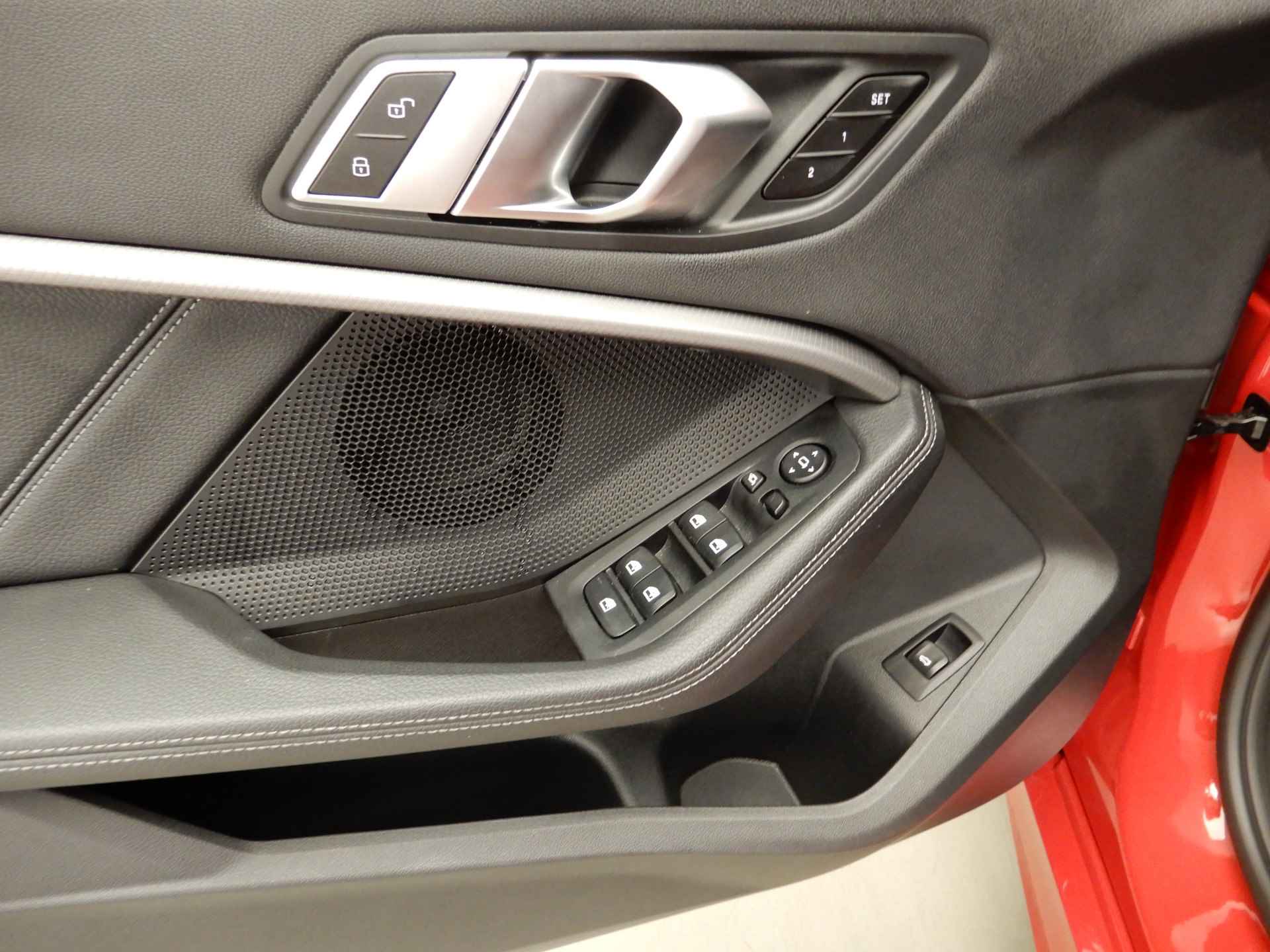 BMW 1 Serie 5-deurs 120i M-Sportpakket / LED / Leder / HUD / Schuifdak / Elektr. zetels / Keyles go / DAB / Alu 18 inch - 32/41
