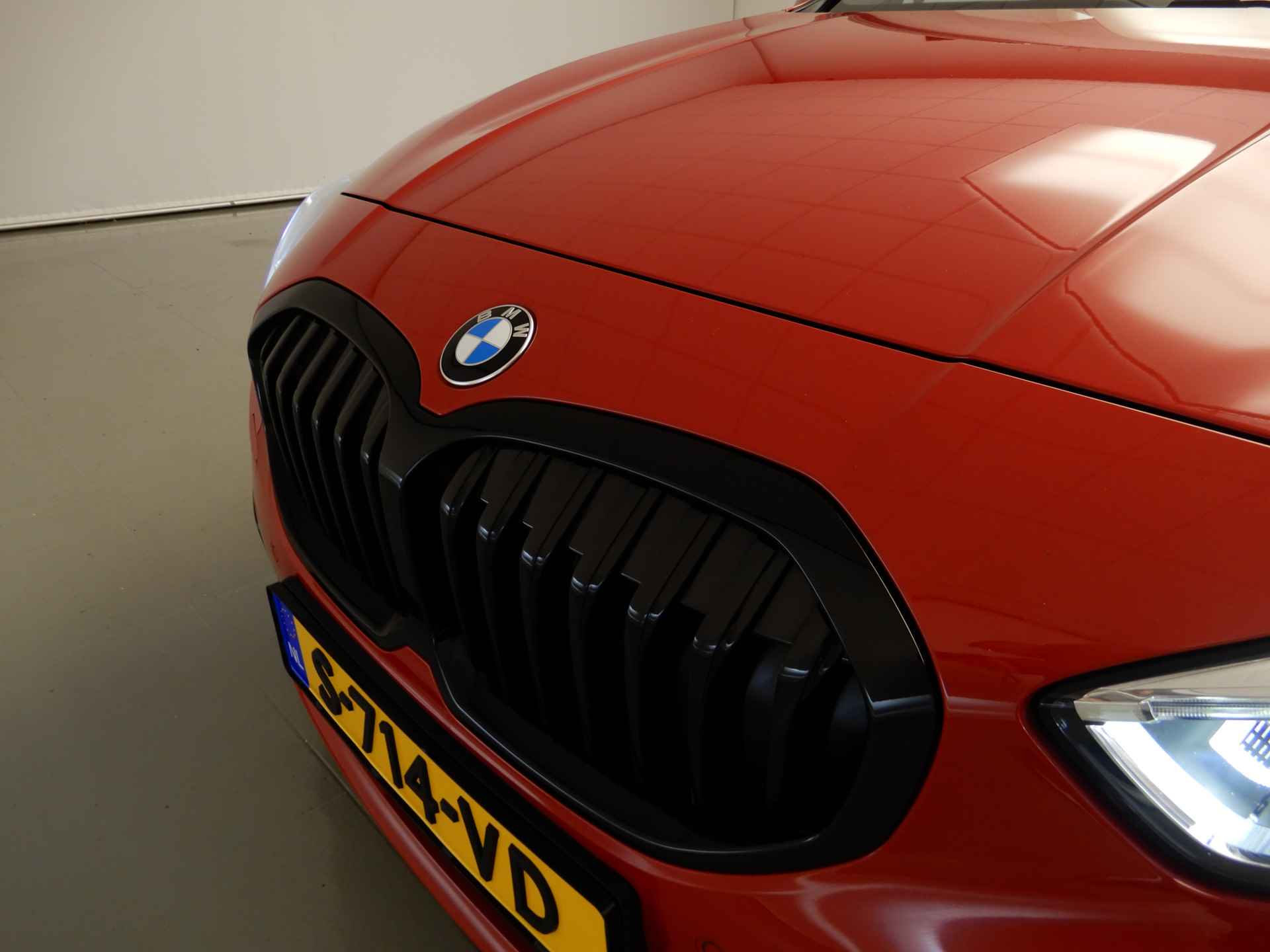 BMW 1 Serie 5-deurs 120i M-Sportpakket / LED / Leder / HUD / Schuifdak / Elektr. zetels / Keyles go / DAB / Alu 18 inch - 40/41
