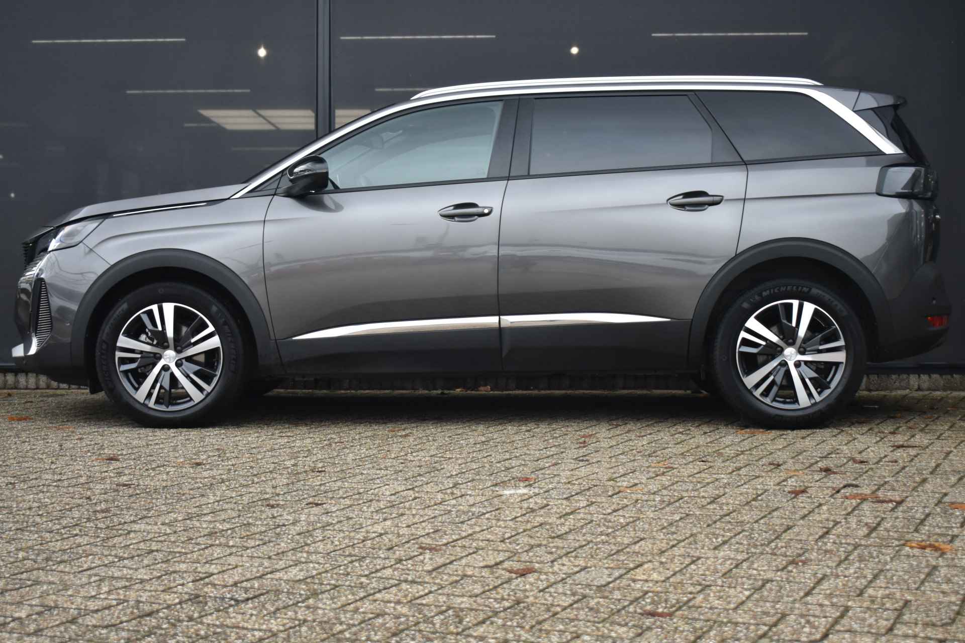 Peugeot 5008 1.2 PureTech Allure Pack Business 7p. 130pk Automaat | Stoelverwarming | Keyless-Entry | Dodehoek-Detectie | Navigatie | Achteru - 4/48