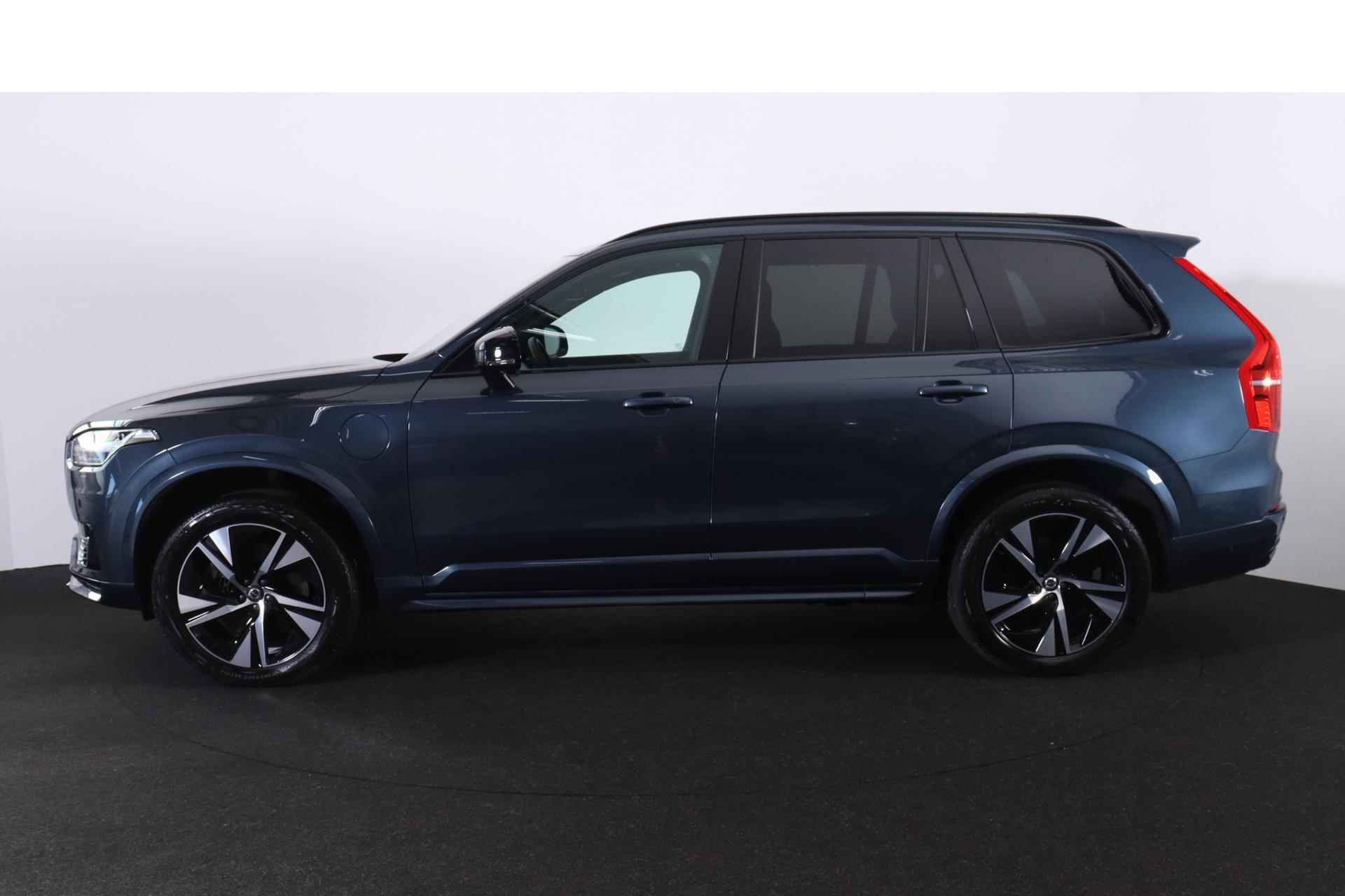 Volvo XC90 T8 Recharge AWD R-Design - LONG RANGE - Panorama/schuifdak - IntelliSafe Assist & Surround - Harman/Kardon audio - 360º Camera - Adaptieve LED koplampen - Verwarmde voorstoelen, stuur & achterbank - Parkeersensoren voor & achter - Elektr. bedienb. voorstoelen met geheugen - Draadloze tel. lader - Extra getint glas - Elektr. inklapbare trekhaak - 20' LMV - 3/28