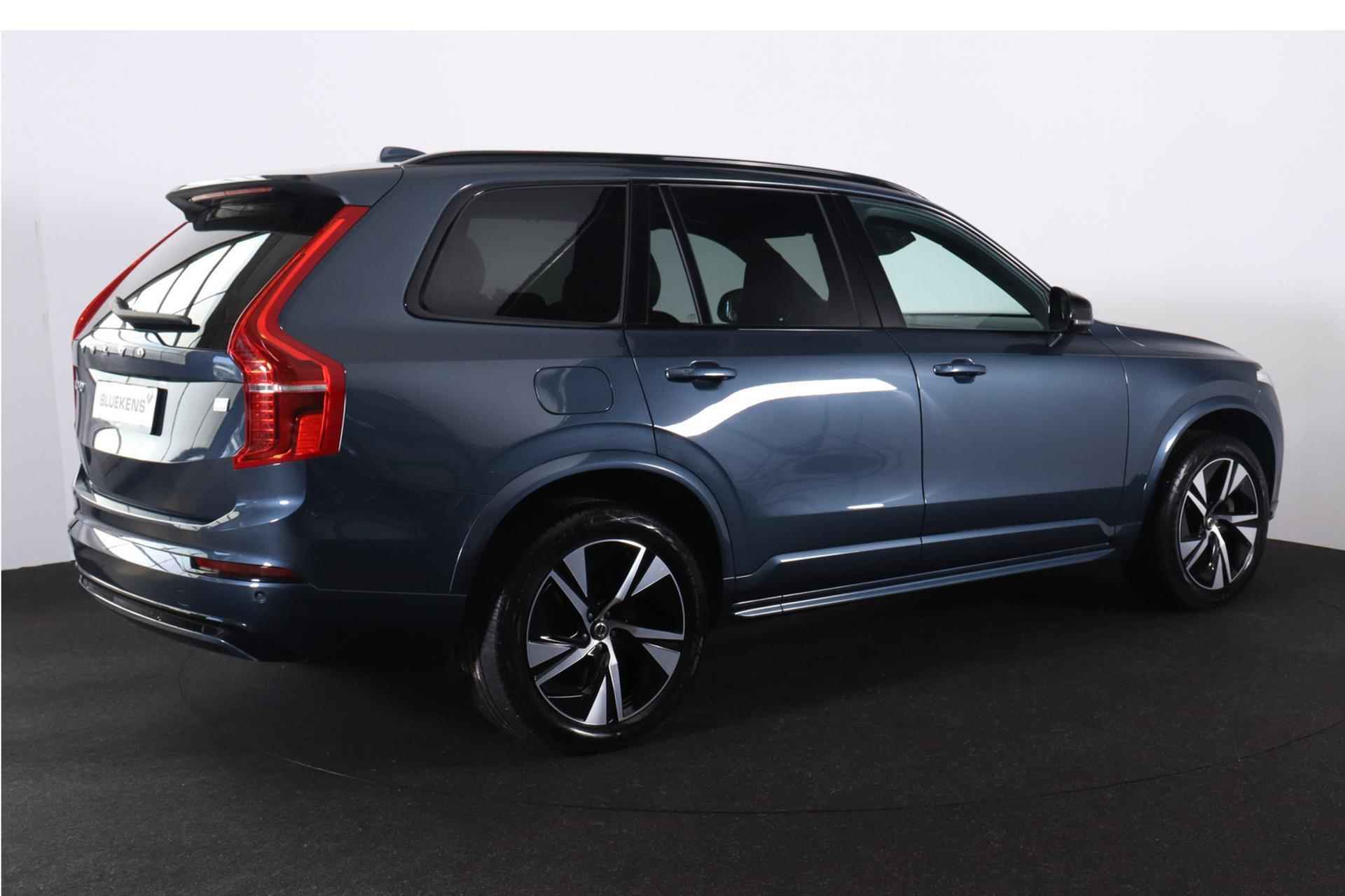 Volvo XC90 T8 Recharge AWD R-Design - LONG RANGE - Panorama/schuifdak - IntelliSafe Assist & Surround - Harman/Kardon audio - 360º Camera - Adaptieve LED koplampen - Verwarmde voorstoelen, stuur & achterbank - Parkeersensoren voor & achter - Elektr. bedienb. voorstoelen met geheugen - Draadloze tel. lader - Extra getint glas - Elektr. inklapbare trekhaak - 20' LMV - 5/28