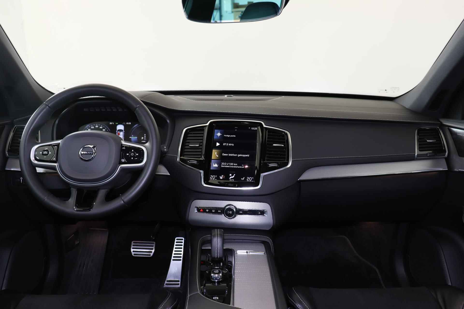 Volvo XC90 T8 Recharge AWD R-Design - LONG RANGE - Panorama/schuifdak - IntelliSafe Assist & Surround - Harman/Kardon audio - 360º Camera - Adaptieve LED koplampen - Verwarmde voorstoelen, stuur & achterbank - Parkeersensoren voor & achter - Elektr. bedienb. voorstoelen met geheugen - Draadloze tel. lader - Extra getint glas - Elektr. inklapbare trekhaak - 20' LMV - 24/28