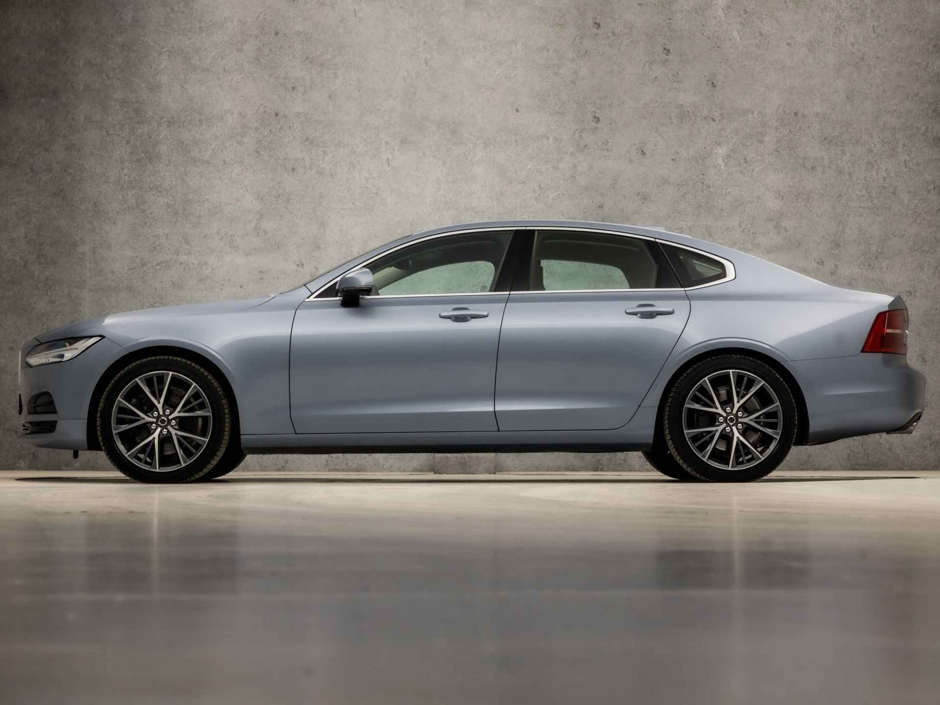 Volvo S90 2.0 T4 Momentum+ 191Pk Automaat (APPLE CARPLAY, GROOT NAVI, STOELVERWARMING, ADAPTIVE CRUISE, LEDER, SPORTSTOELEN, PARKEERSENSOREN, LANE ASSIST, DODEHOEK DETECTOR, NIEUWSTAAT) - 2/40