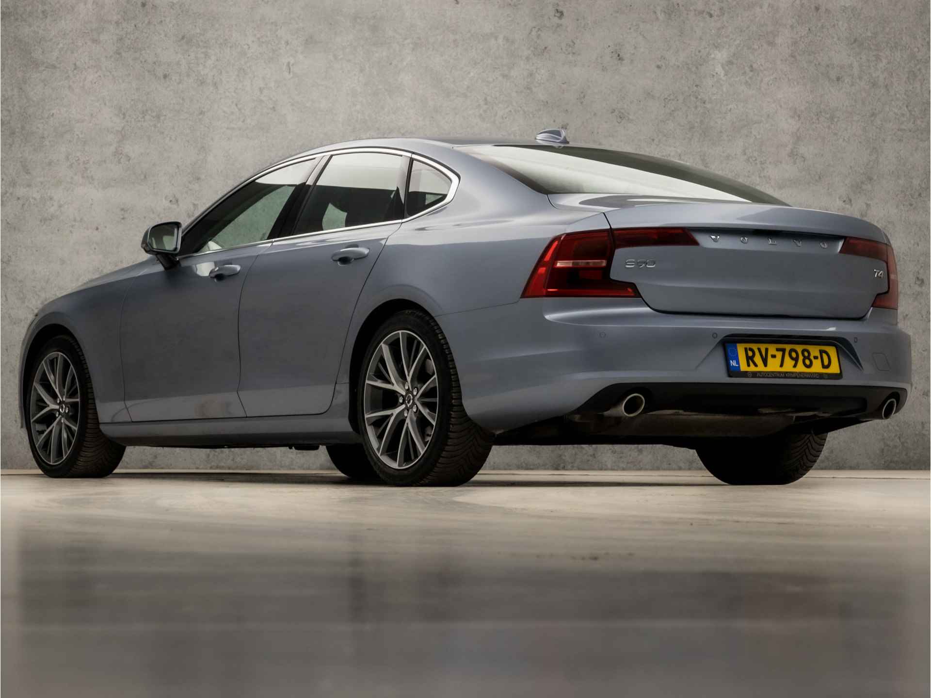 Volvo S90 2.0 T4 Momentum+ 191Pk Automaat (APPLE CARPLAY, GROOT NAVI, STOELVERWARMING, ADAPTIVE CRUISE, LEDER, SPORTSTOELEN, PARKEERSENSOREN, LANE ASSIST, DODEHOEK DETECTOR, NIEUWSTAAT) - 3/40