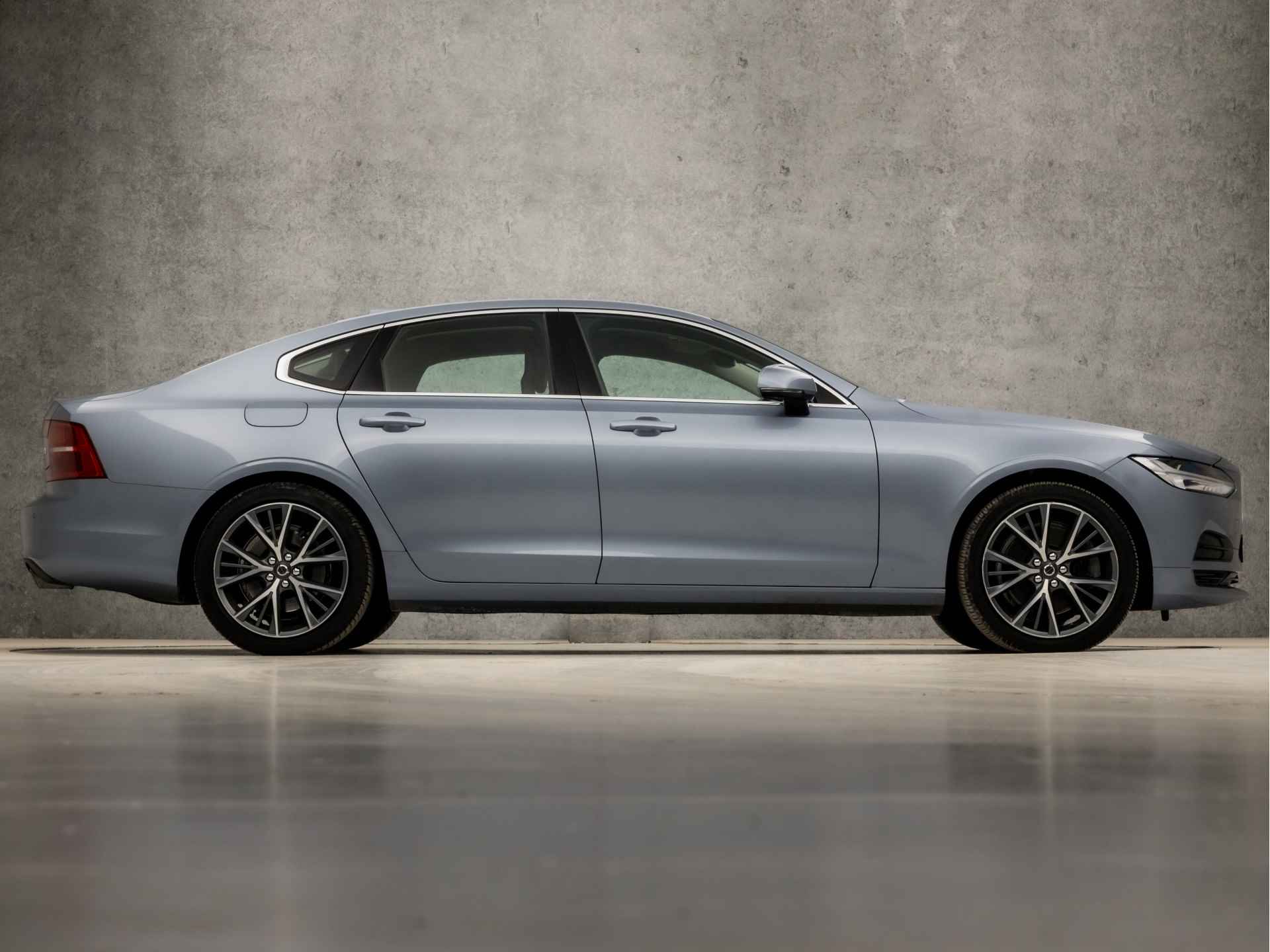 Volvo S90 2.0 T4 Momentum+ 191Pk Automaat (APPLE CARPLAY, GROOT NAVI, STOELVERWARMING, ADAPTIVE CRUISE, LEDER, SPORTSTOELEN, PARKEERSENSOREN, LANE ASSIST, DODEHOEK DETECTOR, NIEUWSTAAT) - 4/40