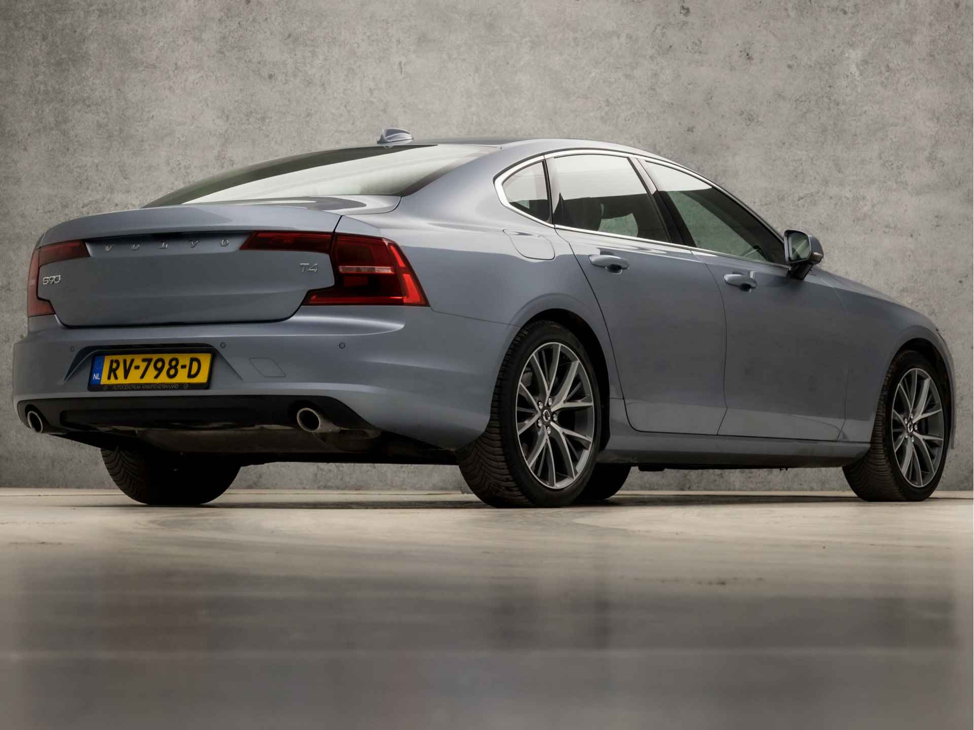 Volvo S90 2.0 T4 Momentum+ 191Pk Automaat (APPLE CARPLAY, GROOT NAVI, STOELVERWARMING, ADAPTIVE CRUISE, LEDER, SPORTSTOELEN, PARKEERSENSOREN, LANE ASSIST, DODEHOEK DETECTOR, NIEUWSTAAT) - 5/40