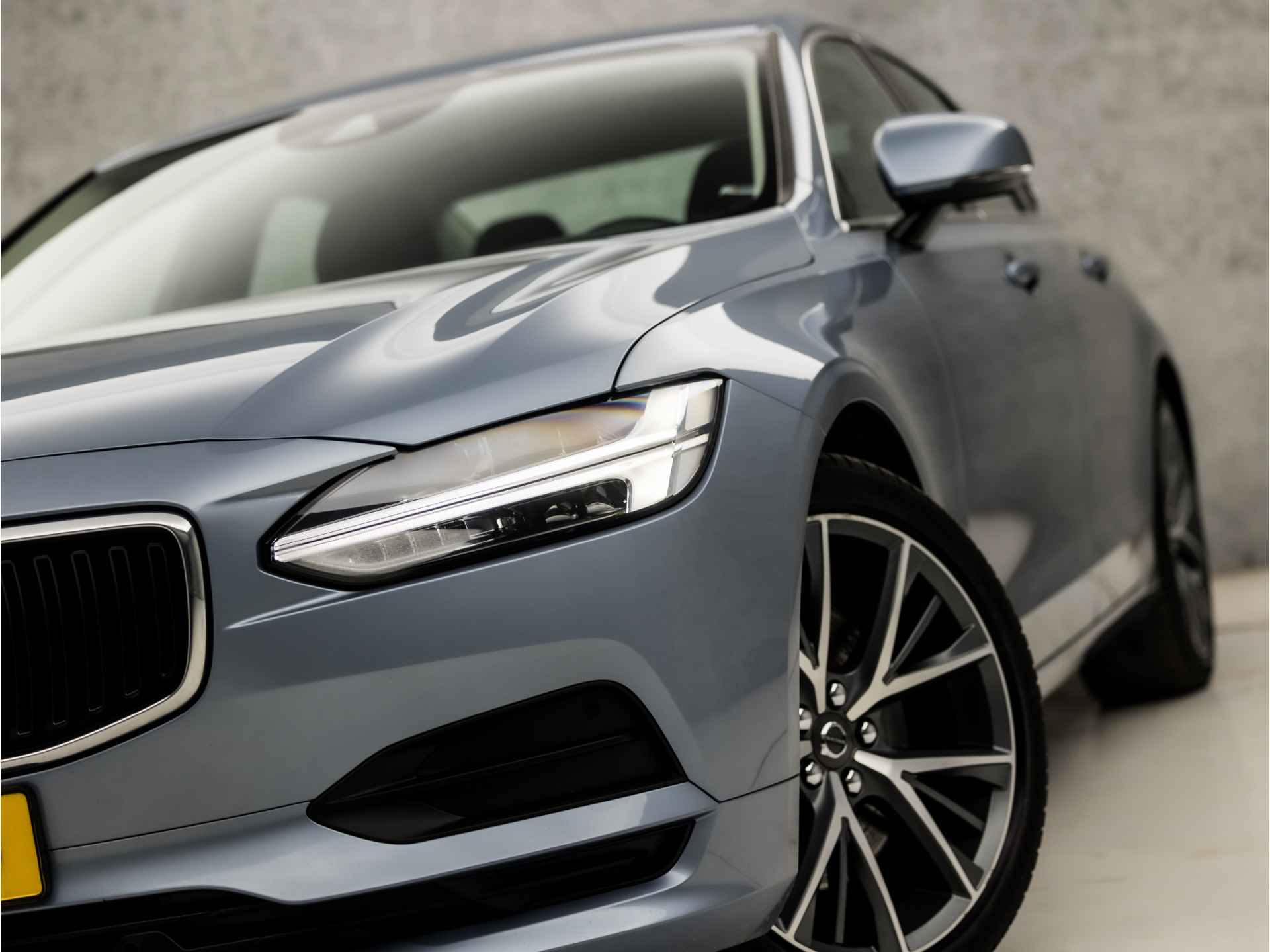 Volvo S90 2.0 T4 Momentum+ 191Pk Automaat (APPLE CARPLAY, GROOT NAVI, STOELVERWARMING, ADAPTIVE CRUISE, LEDER, SPORTSTOELEN, PARKEERSENSOREN, LANE ASSIST, DODEHOEK DETECTOR, NIEUWSTAAT) - 15/40