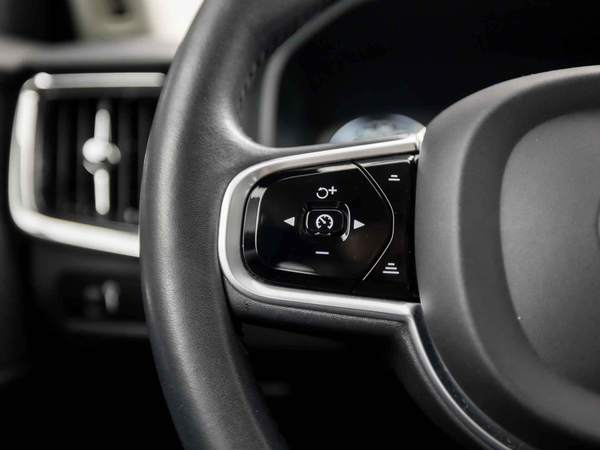 Volvo S90 2.0 T4 Momentum+ 191Pk Automaat (APPLE CARPLAY, GROOT NAVI, STOELVERWARMING, ADAPTIVE CRUISE, LEDER, SPORTSTOELEN, PARKEERSENSOREN, LANE ASSIST, DODEHOEK DETECTOR, NIEUWSTAAT) - 17/40