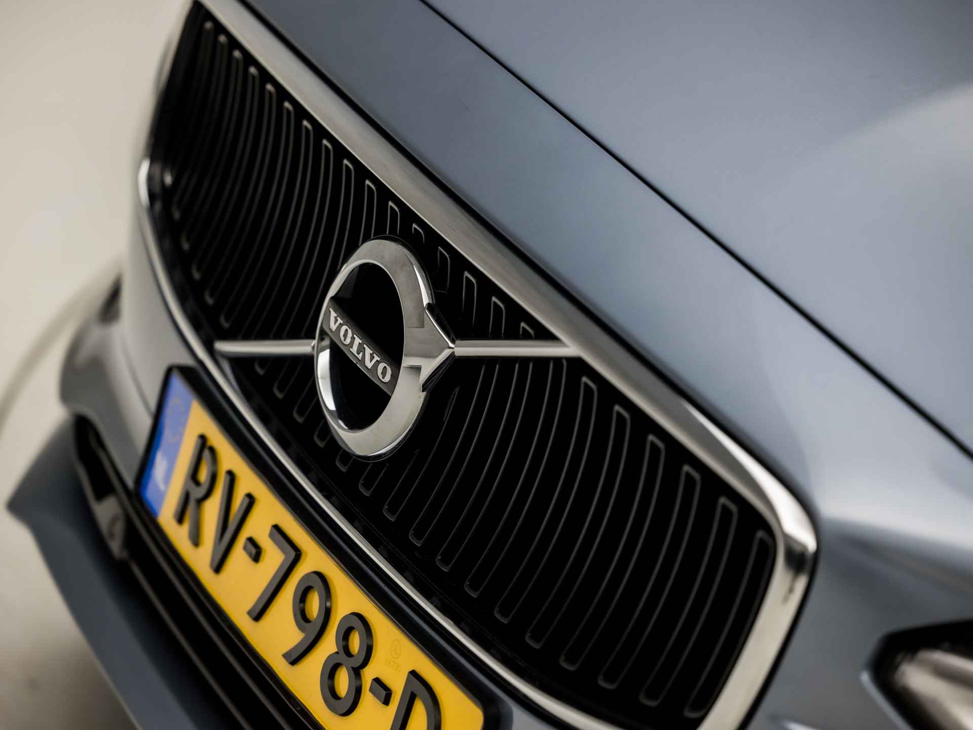 Volvo S90 2.0 T4 Momentum+ 191Pk Automaat (APPLE CARPLAY, GROOT NAVI, STOELVERWARMING, ADAPTIVE CRUISE, LEDER, SPORTSTOELEN, PARKEERSENSOREN, LANE ASSIST, DODEHOEK DETECTOR, NIEUWSTAAT) - 35/40