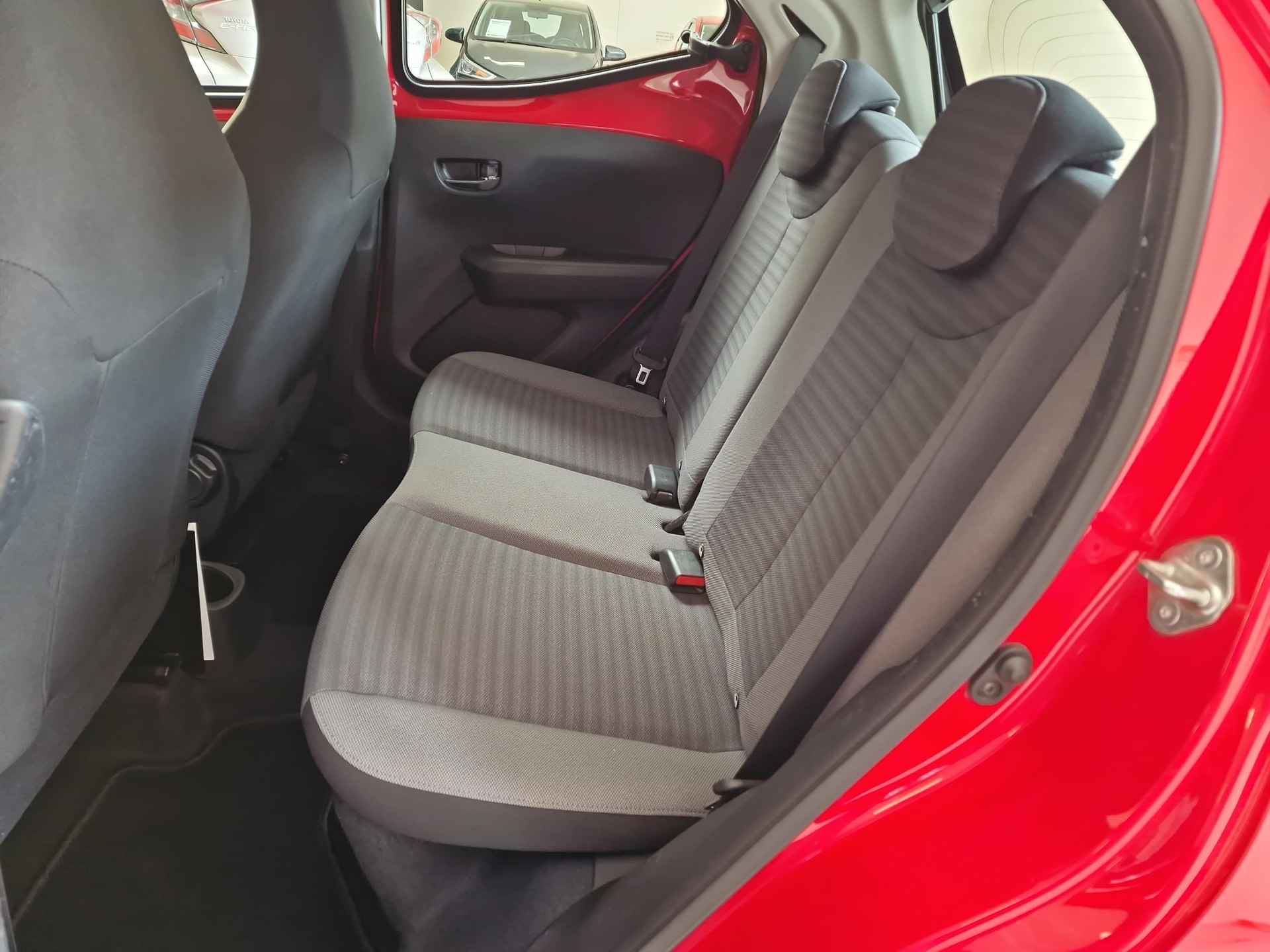 Toyota Aygo 1.0 VVT-i x-play | Apple CarPlay / Android Auto | Parkeercamera | Rijklaarprijs incl. garantie | - 24/27