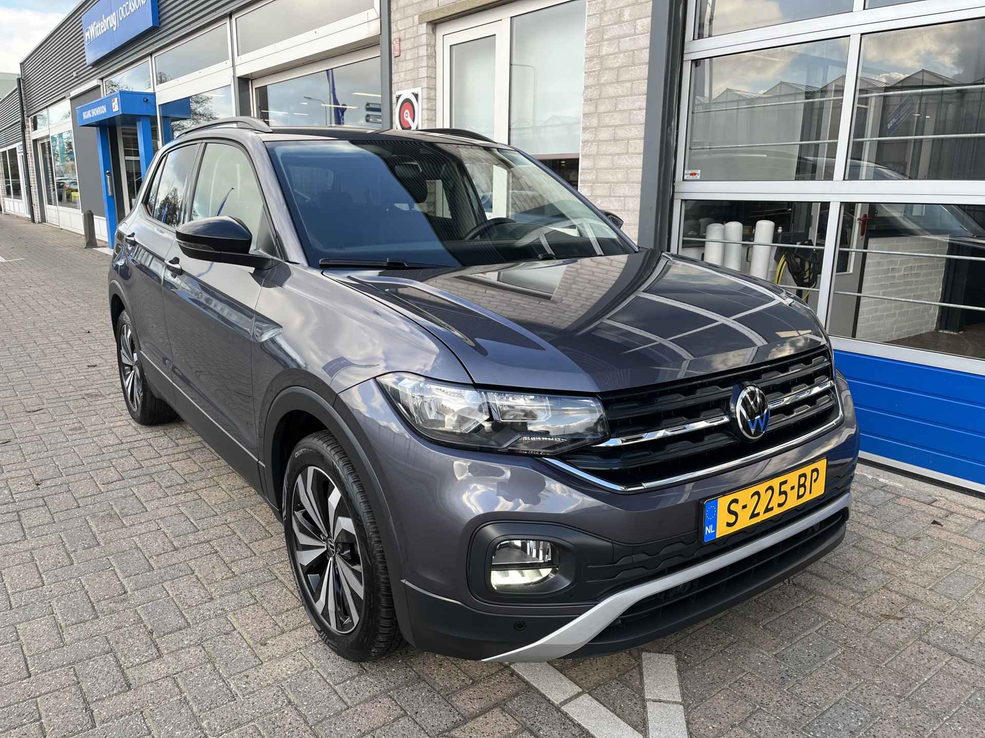 Volkswagen T-Cross 1.0 TSI Life / GARANTIE TM 01-2027/ PARK. SENSOREN + CAMERA/ NAVI/ DIGITAL DASH/ CRUISE/ APP- CONNECT/ CLIMA/ DAB/ 17" LMV - 34/37