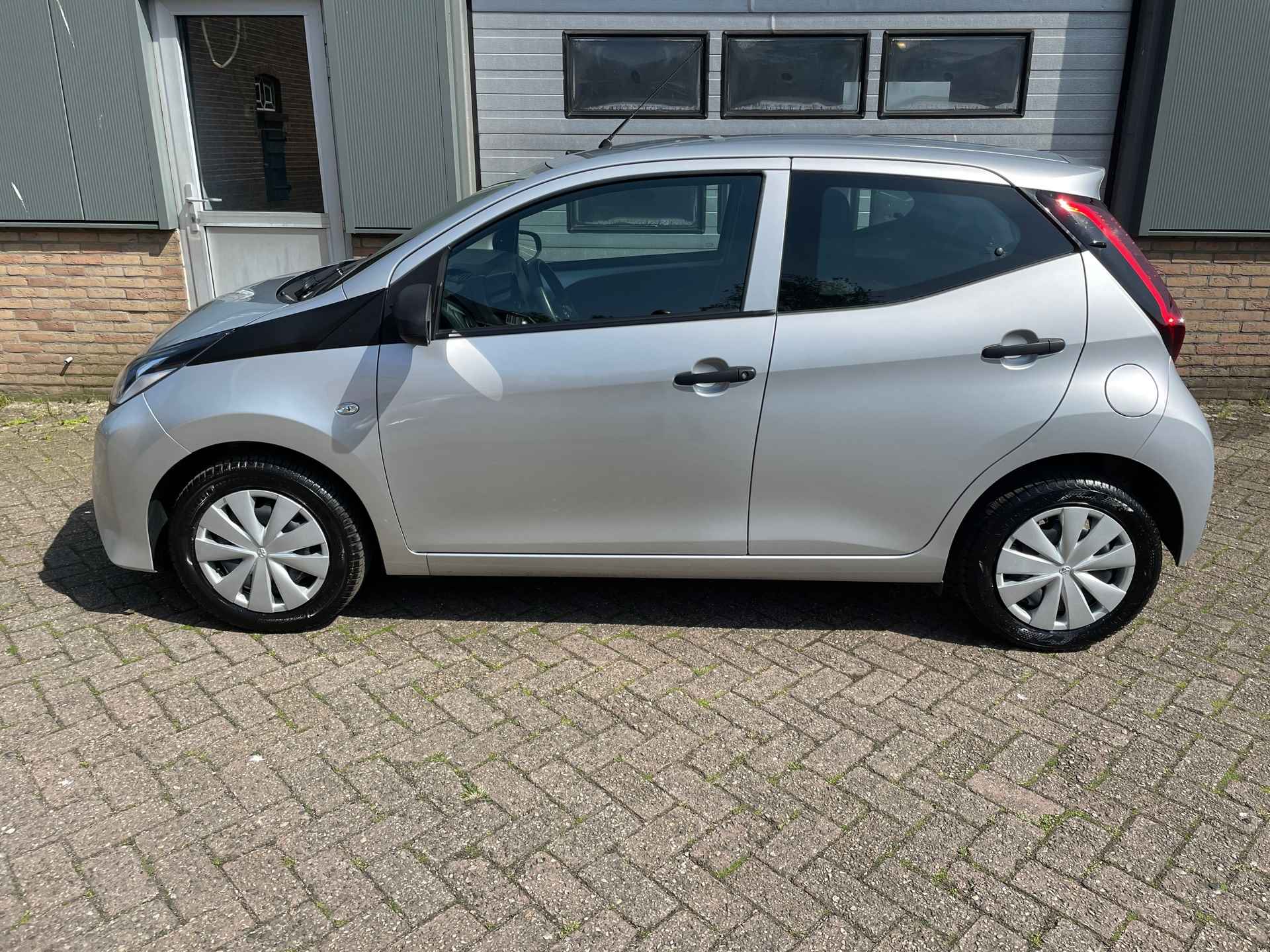 Toyota Aygo 1.0 VVT-i x-fun - 2/16