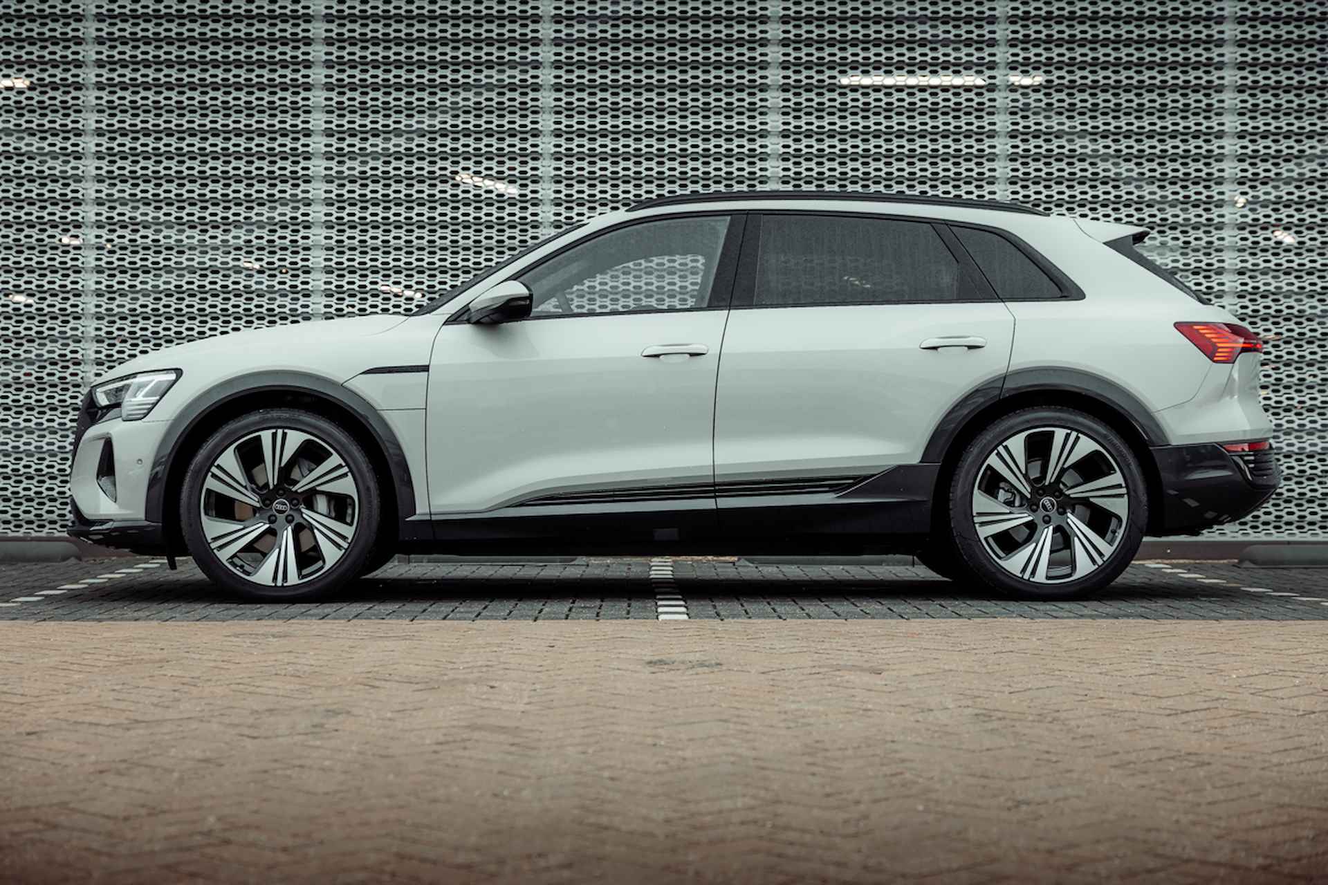 Audi Q8 e-tron 55 quattro Advanced Edition Plus 115 kWh | Panoramadak | Sportstoelen | Leder-Dinamica | Optiek zwart | 22" LM velgen | Stuurverwarming | Tweede laadpunt - 3/37