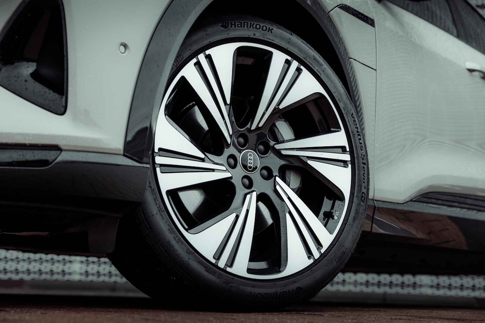 Audi Q8 e-tron 55 quattro Advanced Edition Plus 115 kWh | Panoramadak | Sportstoelen | Leder-Dinamica | Optiek zwart | 22" LM velgen | Stuurverwarming | Tweede laadpunt - 7/37