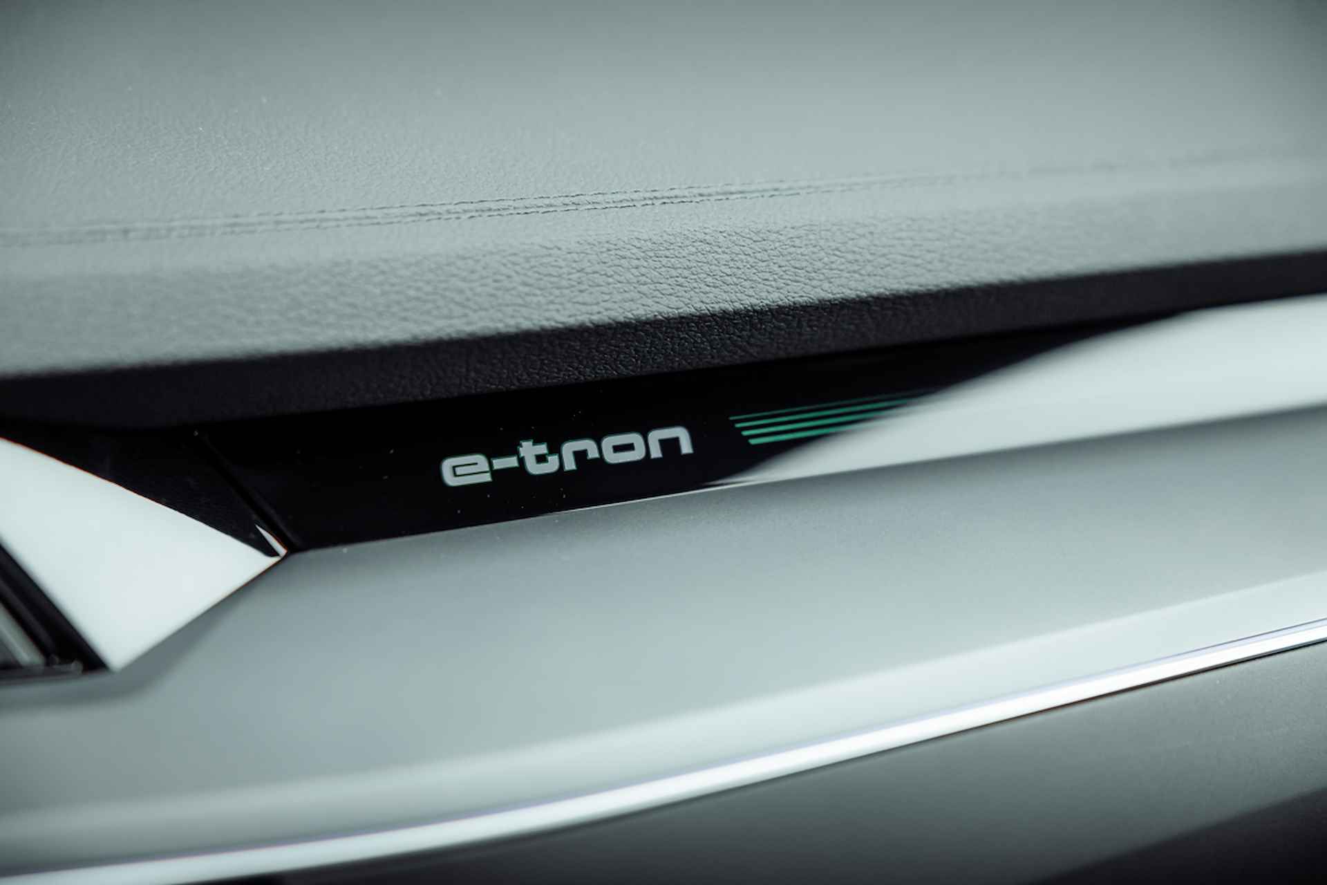 Audi Q8 e-tron 55 quattro Advanced Edition Plus 115 kWh | Panoramadak | Sportstoelen | Leder-Dinamica | Optiek zwart | 22" LM velgen | Stuurverwarming | Tweede laadpunt - 30/37