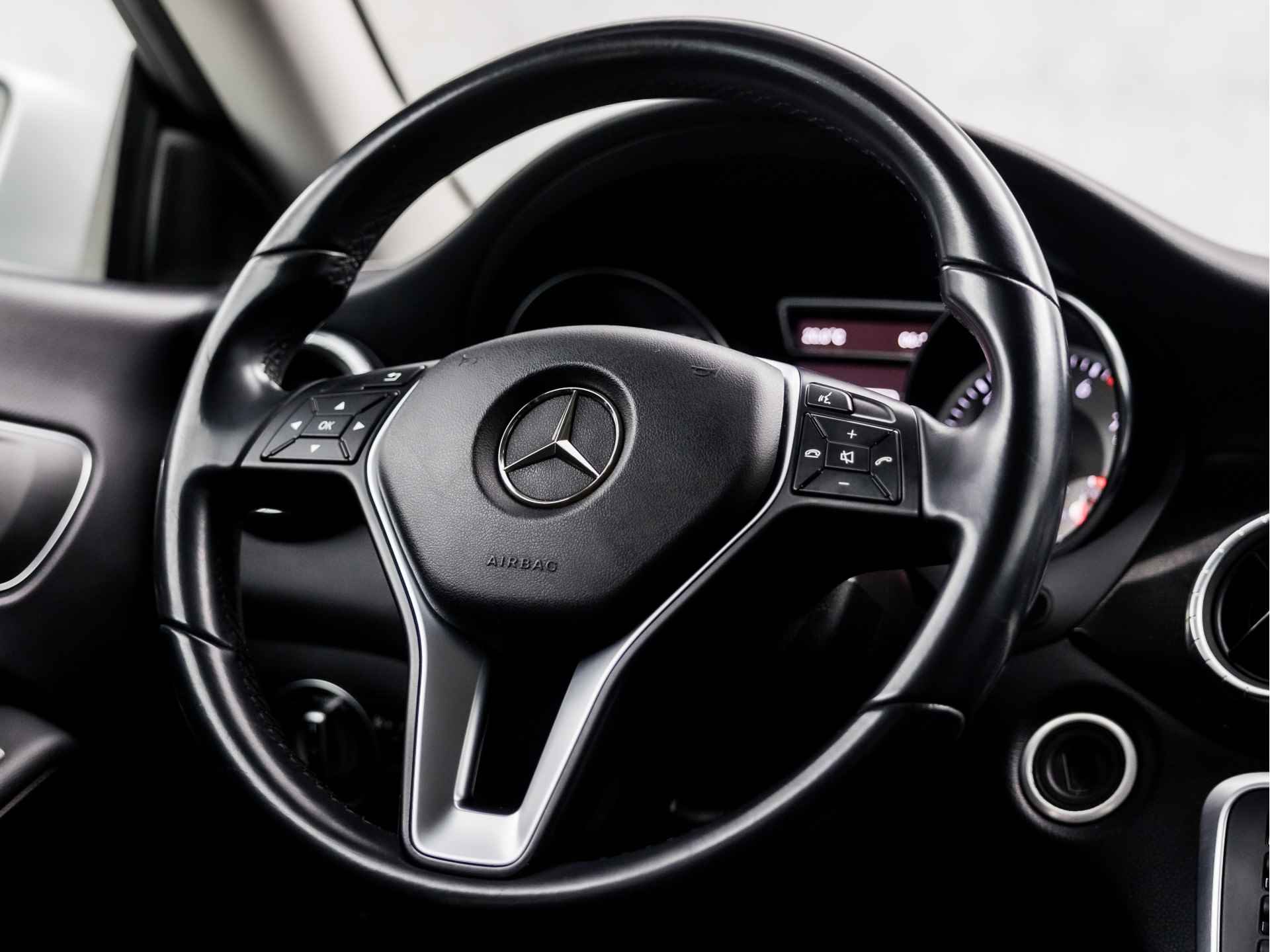 Mercedes-Benz CLA-Klasse 180 Sport (NAVIGATIE, CLIMATE, GETINT GLAS, CRUISE CONTROL, LEDER, BLUETOOTH, SPORTSTOELEN, NIEUWE APK, START/STOP, NIEUWSTAAT) - 19/30