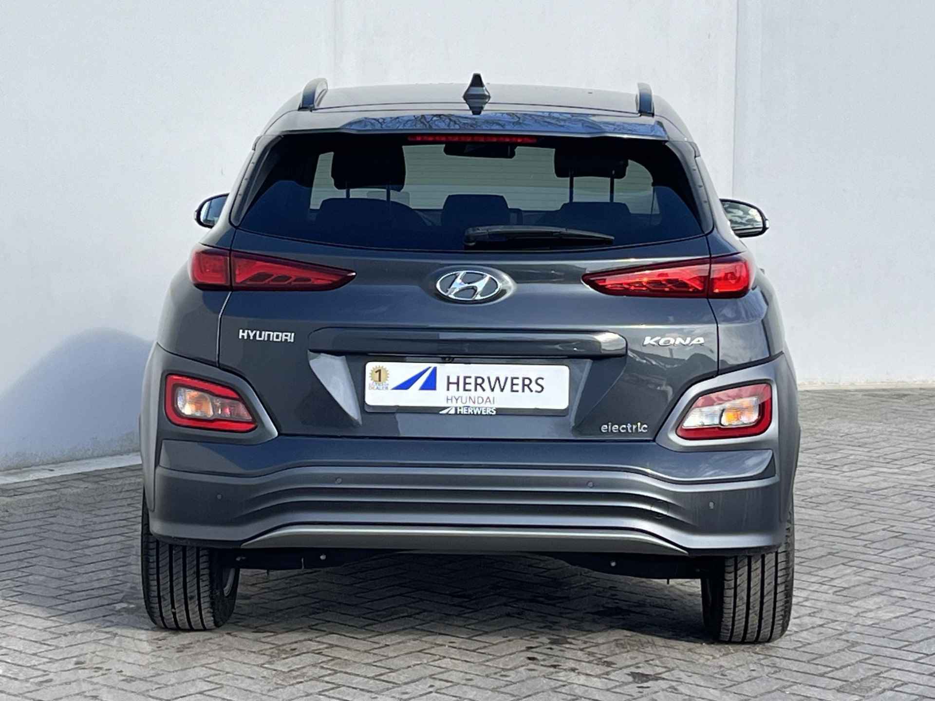 Hyundai Kona EV Premium 64 kWh / €2.000,- Subsidie Mogelijk / 3 Fase laden / Adaptieve cruise control / Stoelverwarming & Stoelventilatie - 28/54