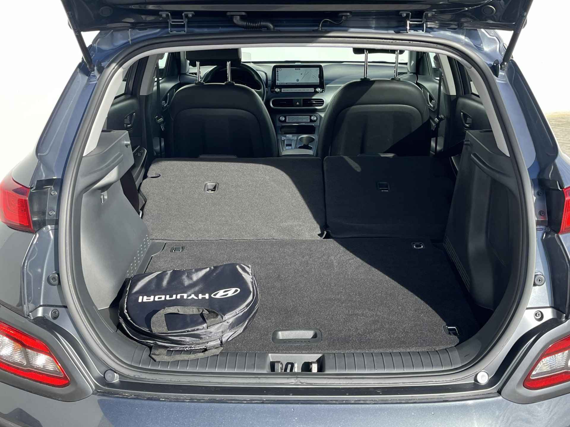 Hyundai Kona EV Premium 64 kWh / €2.000,- Subsidie Mogelijk / 3 Fase laden / Adaptieve cruise control / Stoelverwarming & Stoelventilatie - 33/54
