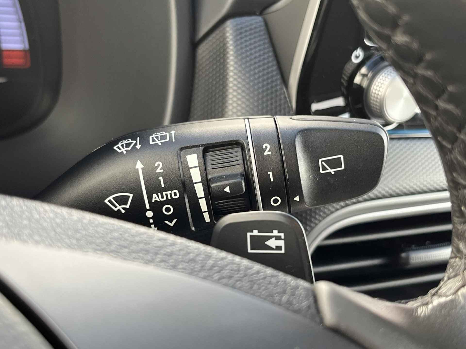 Hyundai Kona EV Premium 64 kWh / €2.000,- Subsidie Mogelijk / 3 Fase laden / Adaptieve cruise control / Stoelverwarming & Stoelventilatie - 36/54