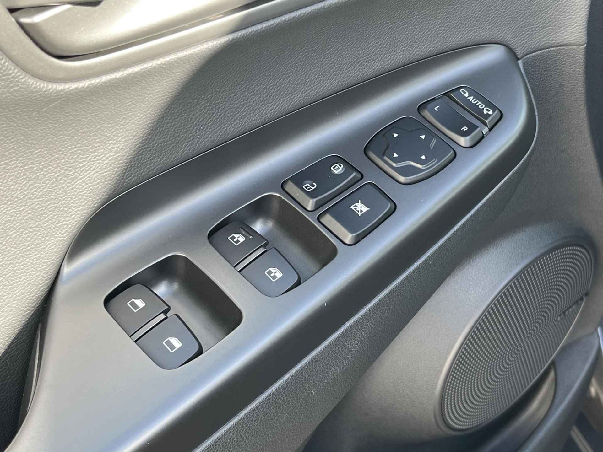 Hyundai Kona EV Premium 64 kWh / €2.000,- Subsidie Mogelijk / 3 Fase laden / Adaptieve cruise control / Stoelverwarming & Stoelventilatie - 39/54