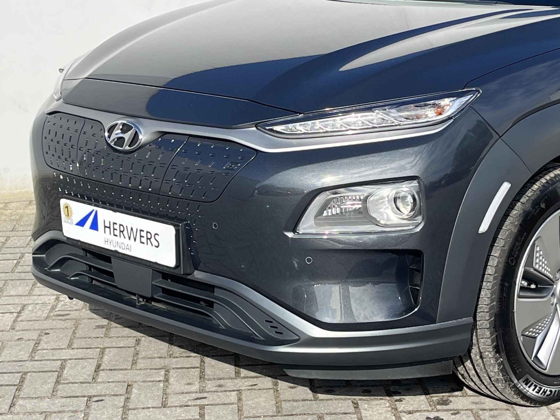 Hyundai Kona EV Premium 64 kWh / €2.000,- Subsidie Mogelijk / 3 Fase laden / Adaptieve cruise control / Stoelverwarming & Stoelventilatie - 48/54