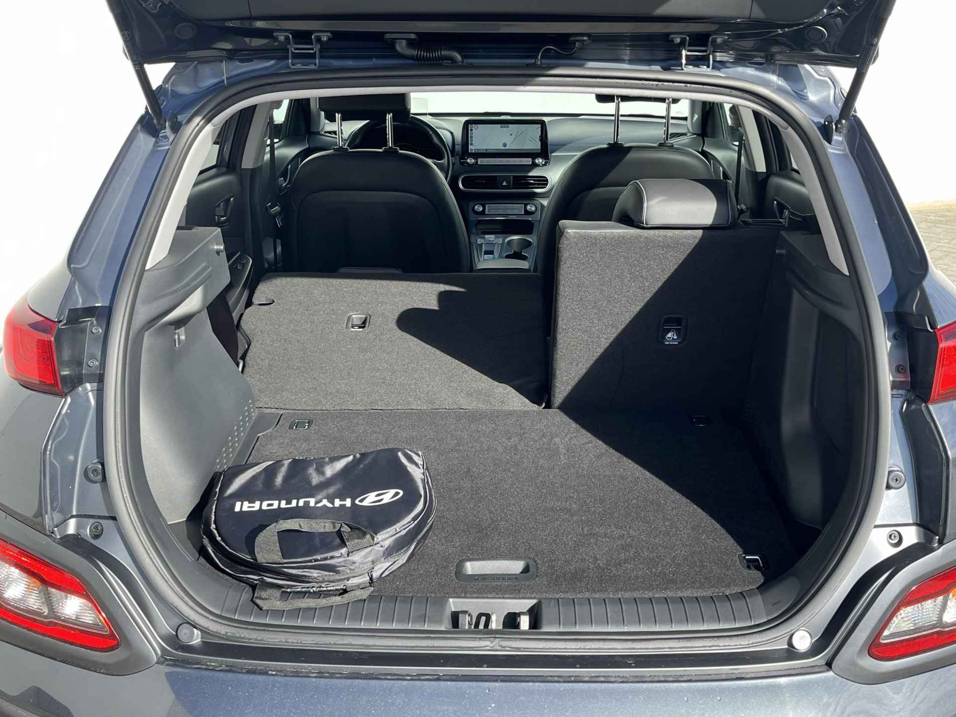 Hyundai Kona EV Premium 64 kWh / €2.000,- Subsidie Mogelijk / 3 Fase laden / Adaptieve cruise control / Stoelverwarming & Stoelventilatie - 53/54