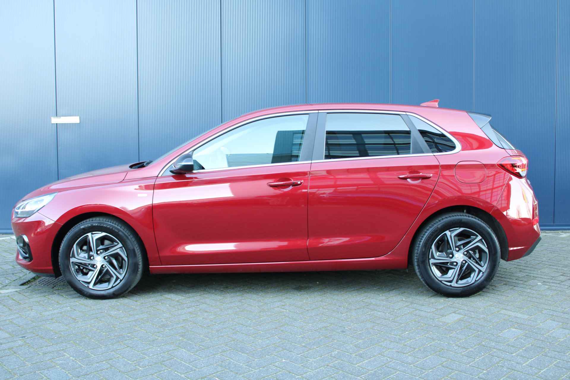 Hyundai i30 1.5 T-GDI 160pk MHEV Premium | Leder | Climate | Camera | Keyless | Full Led | NL. Auto | Navigatie | 17" Lichtmetaal | Winterpa - 2/29