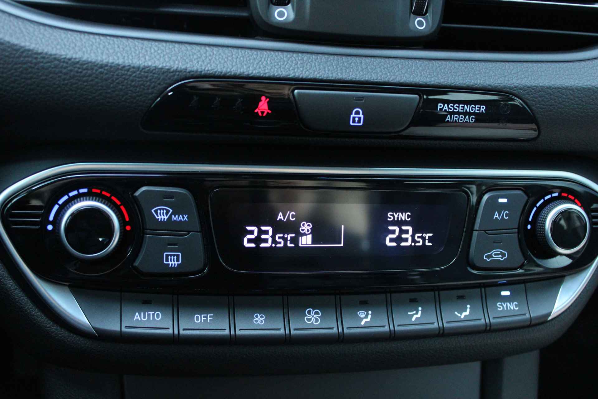 Hyundai i30 1.5 T-GDI 160pk MHEV Premium | Leder | Climate | Camera | Keyless | Full Led | NL. Auto | Navigatie | 17" Lichtmetaal | Winterpa - 27/29