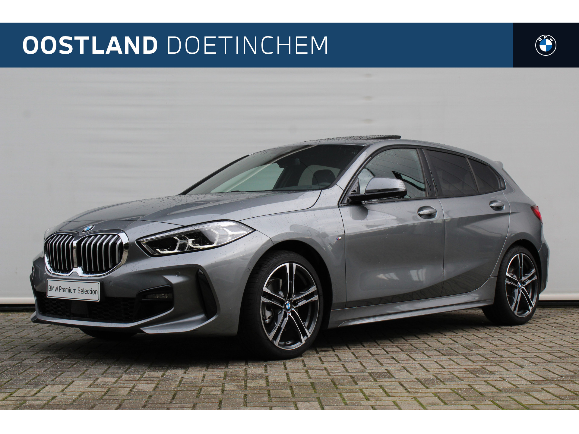 BMW 1-serie 118i High Executive M Sport Automaat / Panoramadak / Trekhaak / Sportstoelen / LED / M Sportonderstel / Live Cockpit Professional / Leder