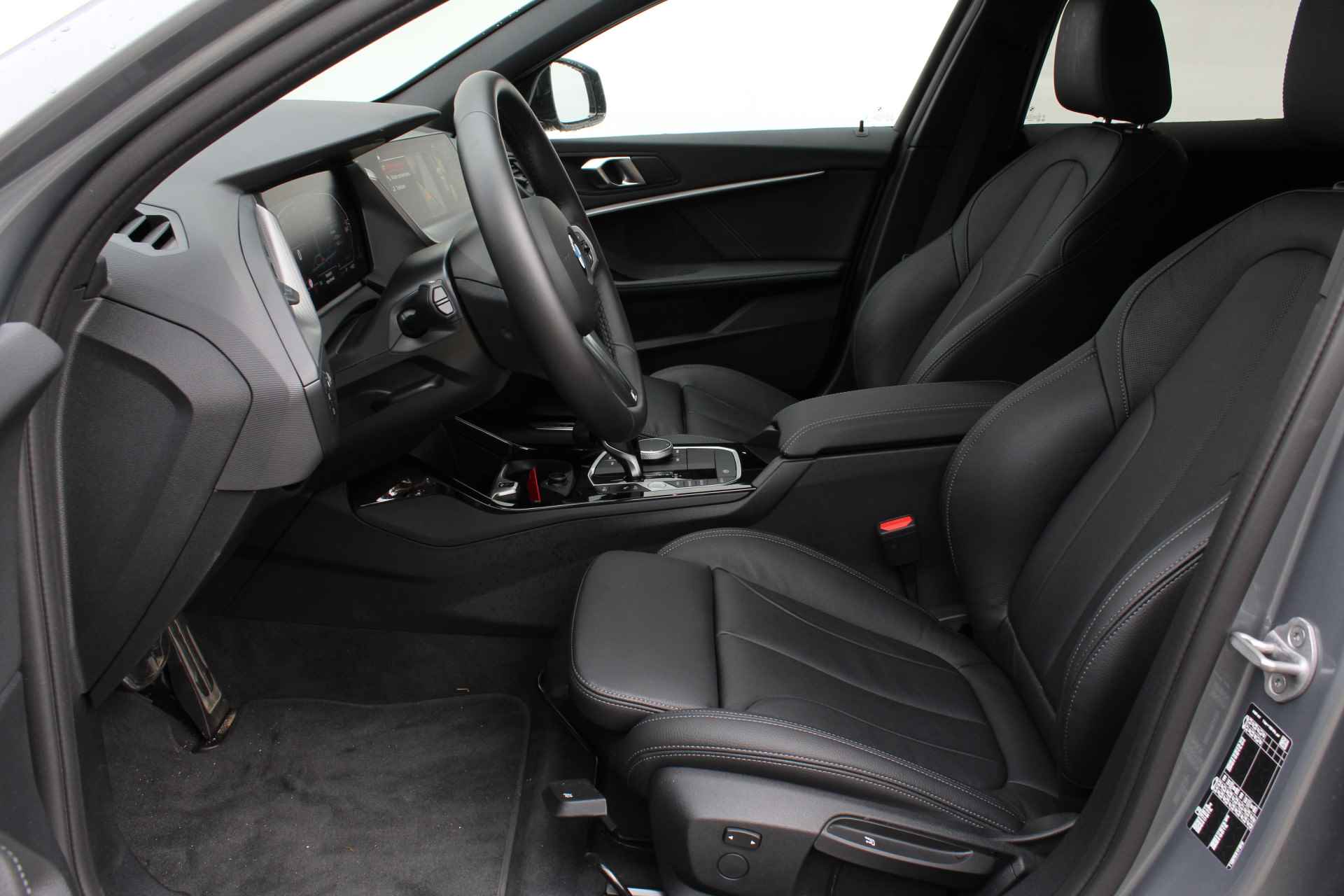 BMW 1-serie 118i High Executive M Sport Automaat / Panoramadak / Trekhaak / Sportstoelen / LED / M Sportonderstel / Live Cockpit Professional / Leder - 5/30