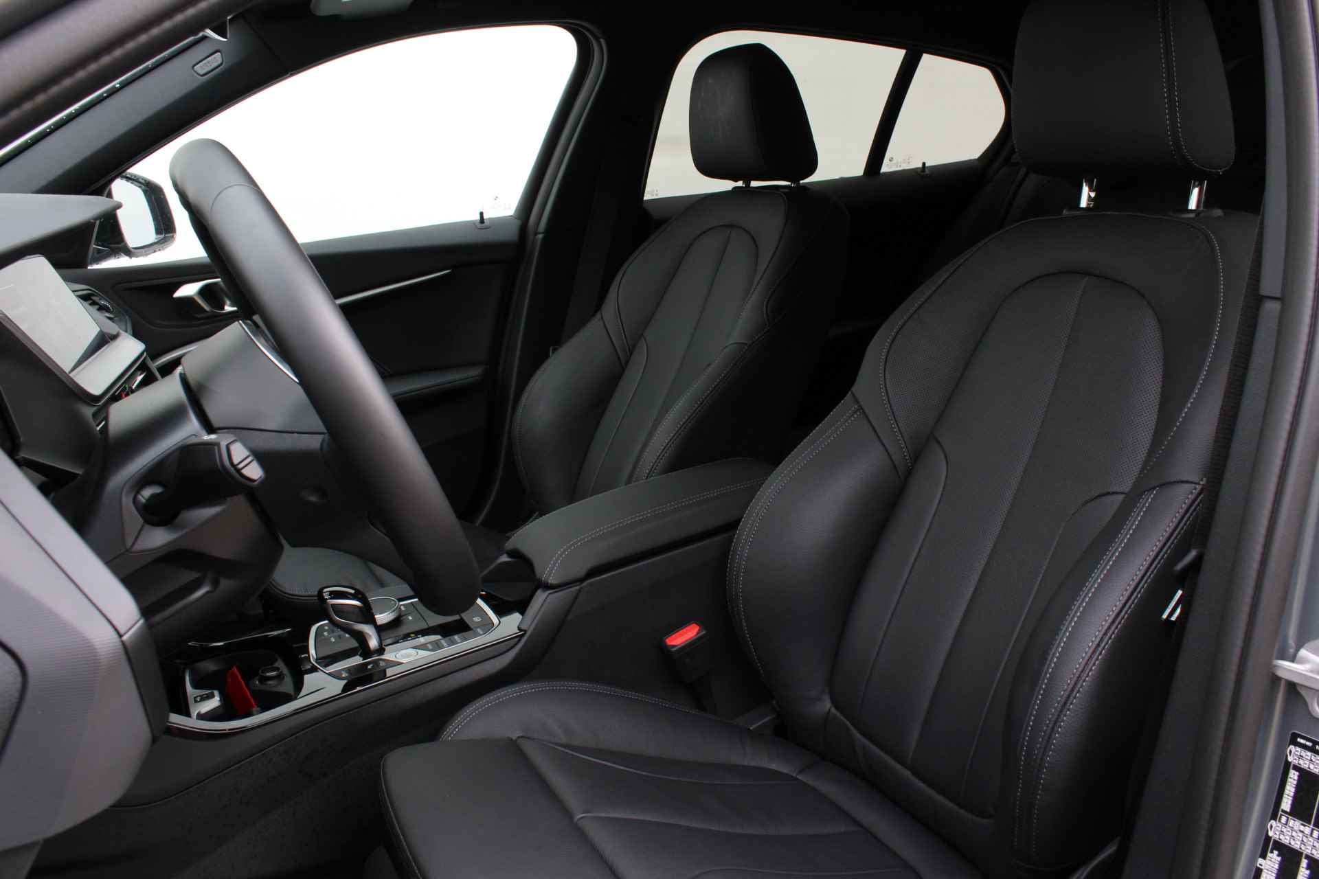 BMW 1-serie 118i High Executive M Sport Automaat / Panoramadak / Trekhaak / Sportstoelen / LED / M Sportonderstel / Live Cockpit Professional / Leder - 6/30