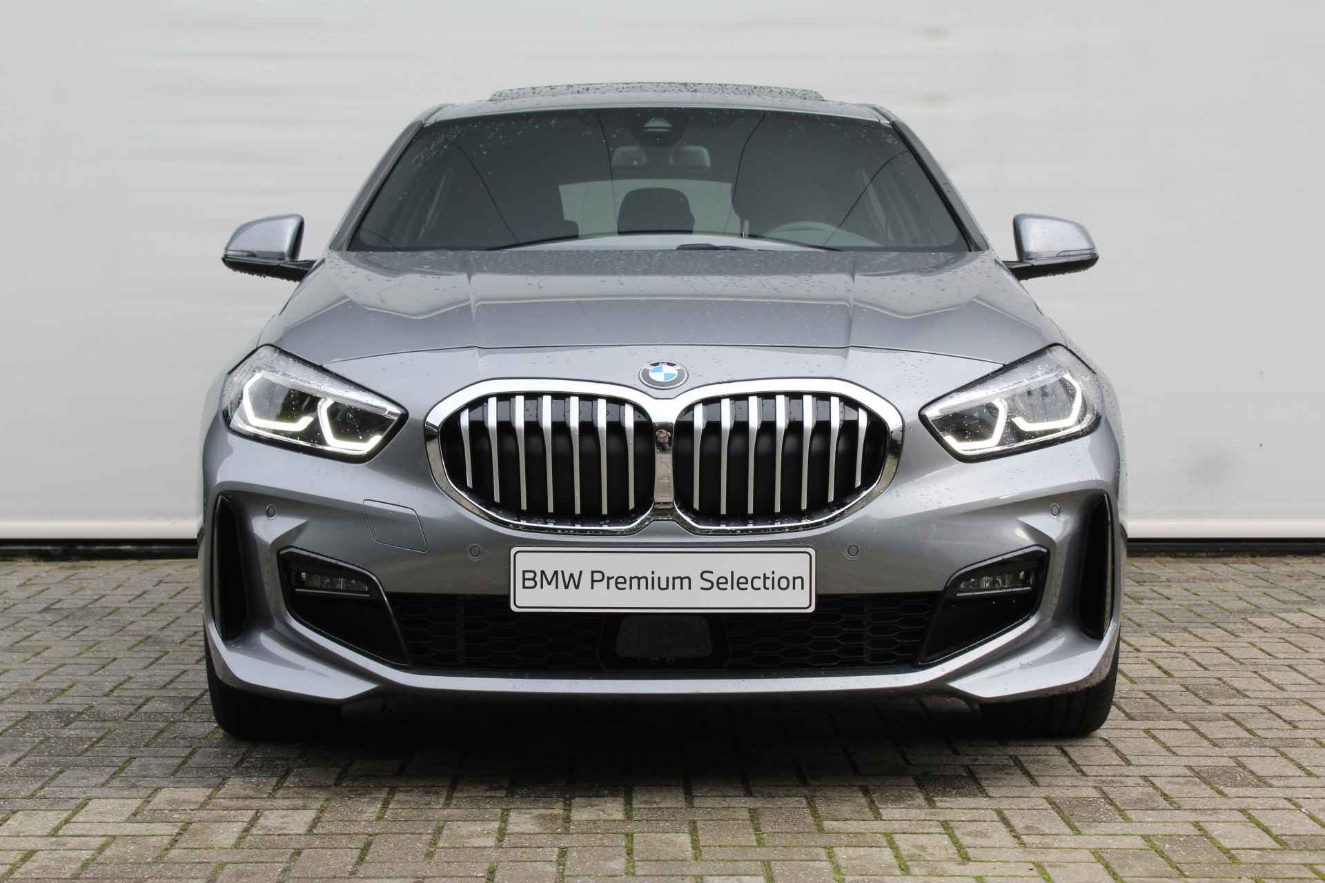 BMW 1-serie 118i High Executive M Sport Automaat / Panoramadak / Trekhaak / Sportstoelen / LED / M Sportonderstel / Live Cockpit Professional / Leder - 8/30