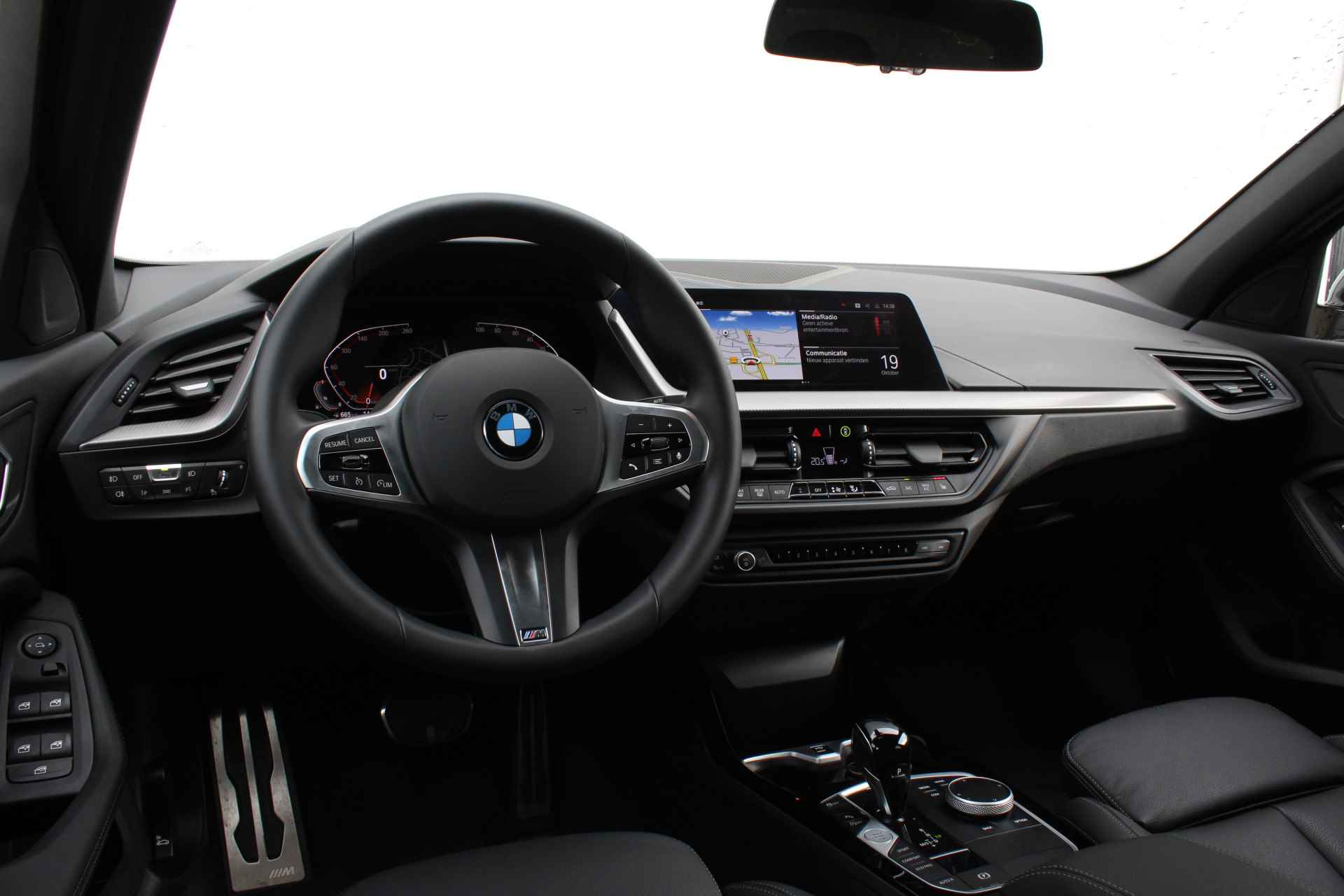 BMW 1-serie 118i High Executive M Sport Automaat / Panoramadak / Trekhaak / Sportstoelen / LED / M Sportonderstel / Live Cockpit Professional / Leder - 10/30