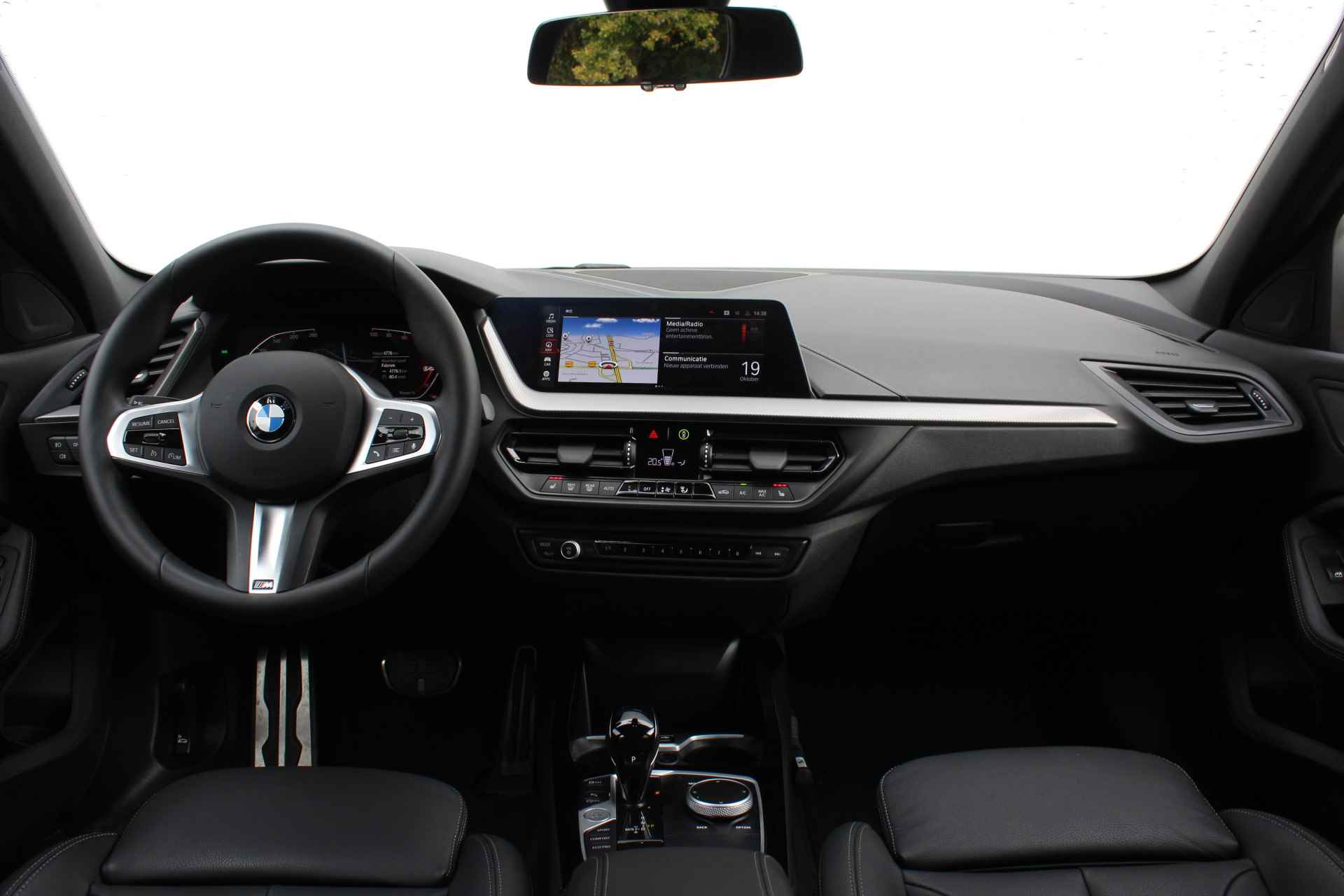 BMW 1-serie 118i High Executive M Sport Automaat / Panoramadak / Trekhaak / Sportstoelen / LED / M Sportonderstel / Live Cockpit Professional / Leder - 11/30