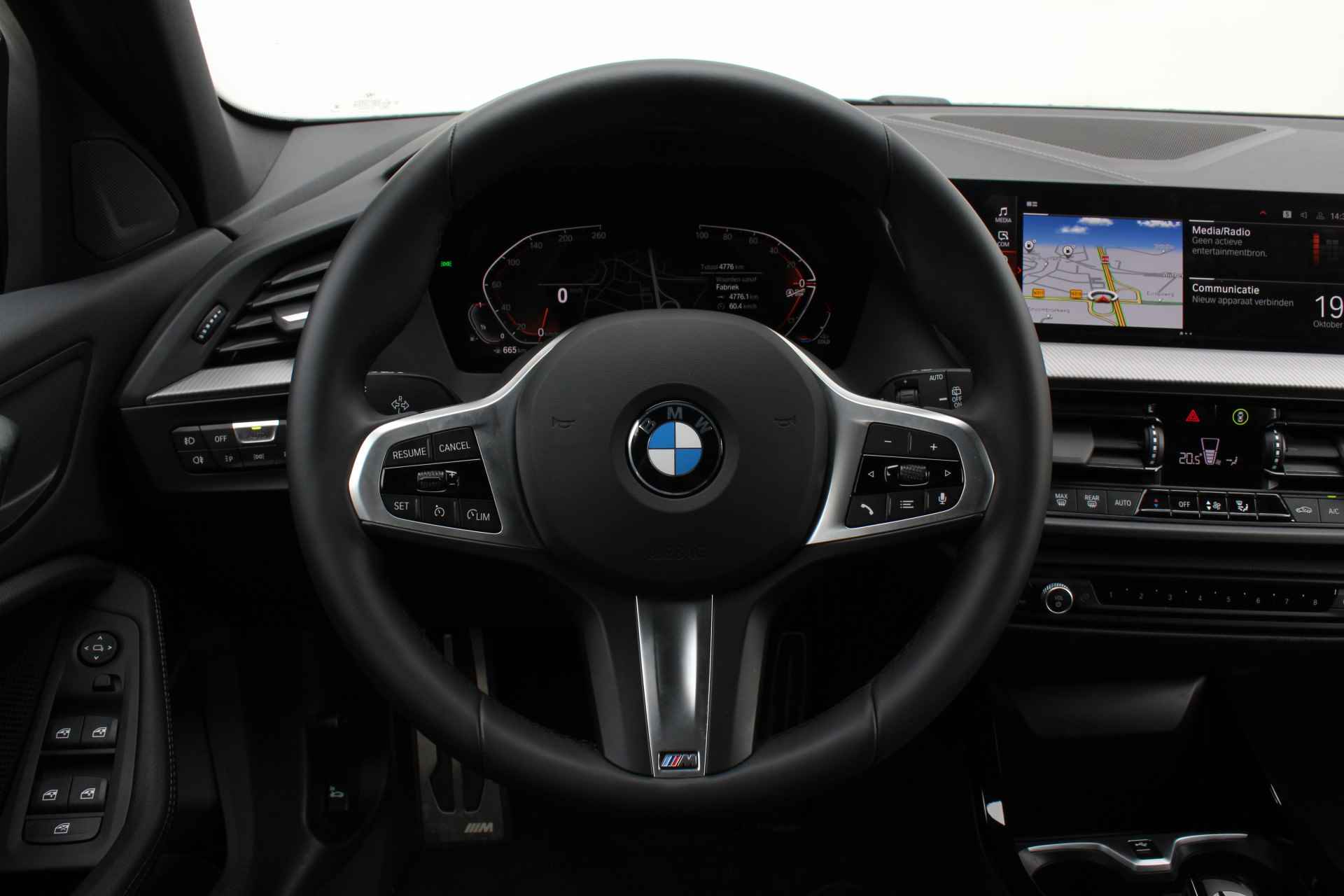 BMW 1-serie 118i High Executive M Sport Automaat / Panoramadak / Trekhaak / Sportstoelen / LED / M Sportonderstel / Live Cockpit Professional / Leder - 15/30