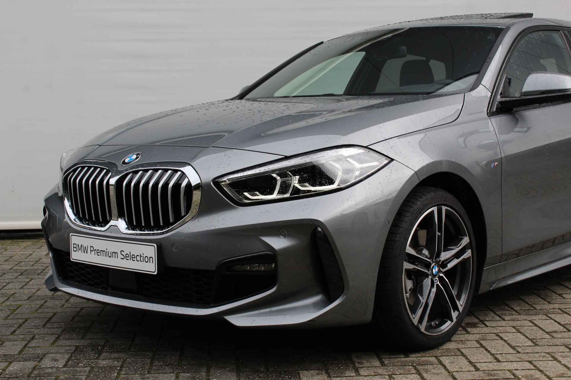 BMW 1-serie 118i High Executive M Sport Automaat / Panoramadak / Trekhaak / Sportstoelen / LED / M Sportonderstel / Live Cockpit Professional / Leder - 17/30