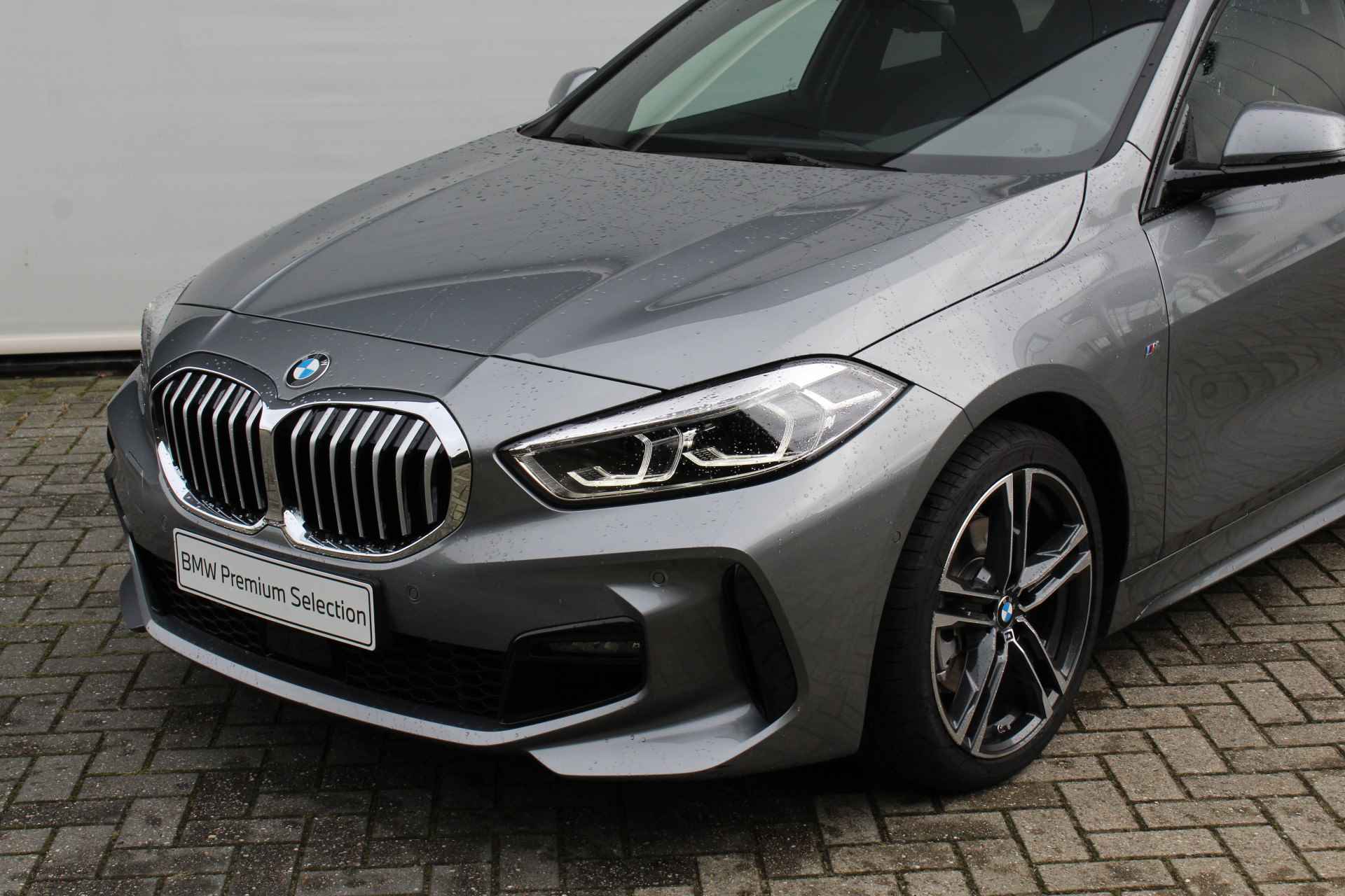 BMW 1-serie 118i High Executive M Sport Automaat / Panoramadak / Trekhaak / Sportstoelen / LED / M Sportonderstel / Live Cockpit Professional / Leder - 23/30