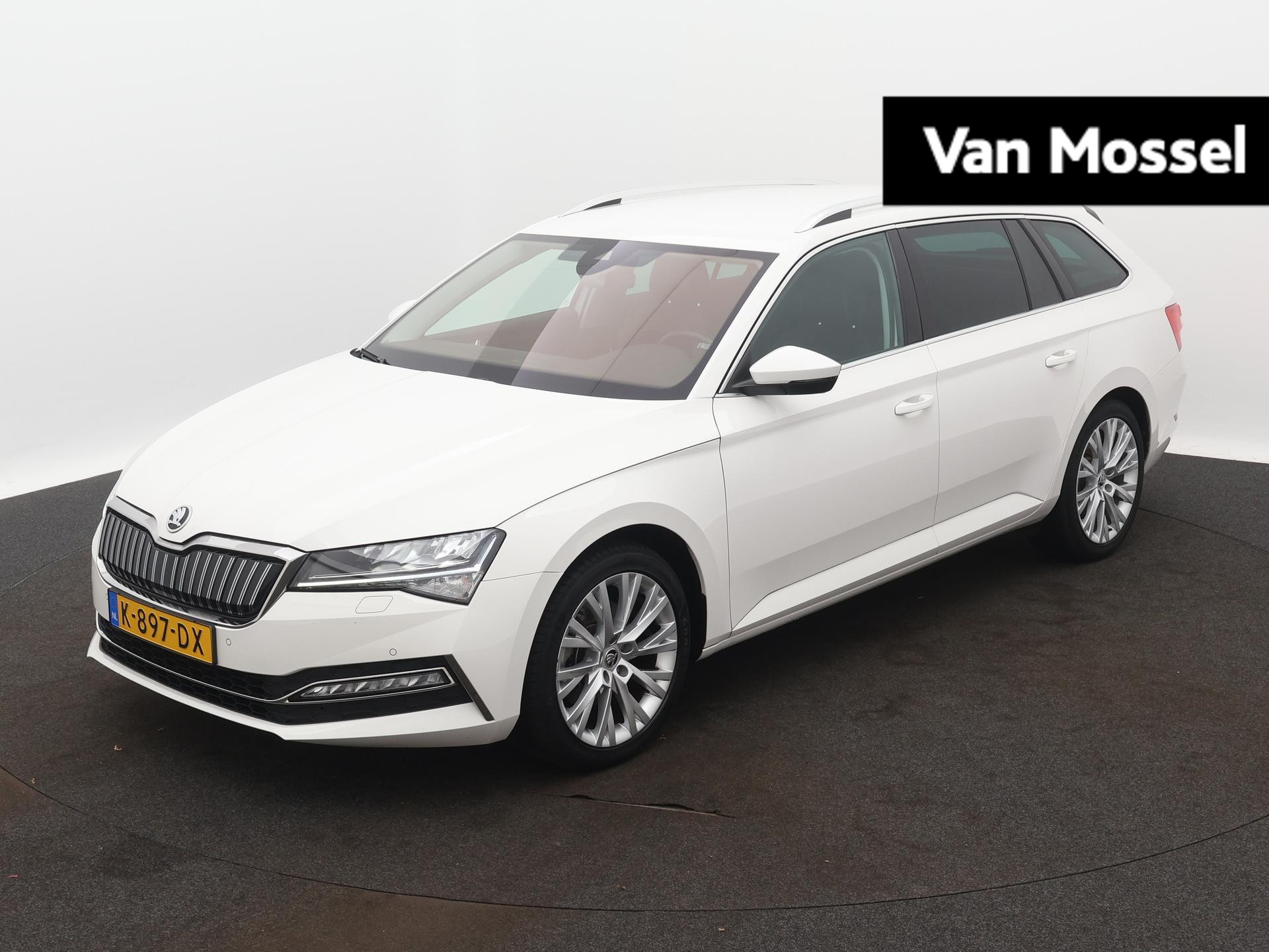 Skoda Superb Combi 1.4 TSI iV Business Edition Plus | DIGITAAL DASHBOARD | CANTON | NAVIGATIE | STOELVERWARMING | CAMERA | ELEK.LAADKLEP | LMV | DIGITAAL DASHBOARD |