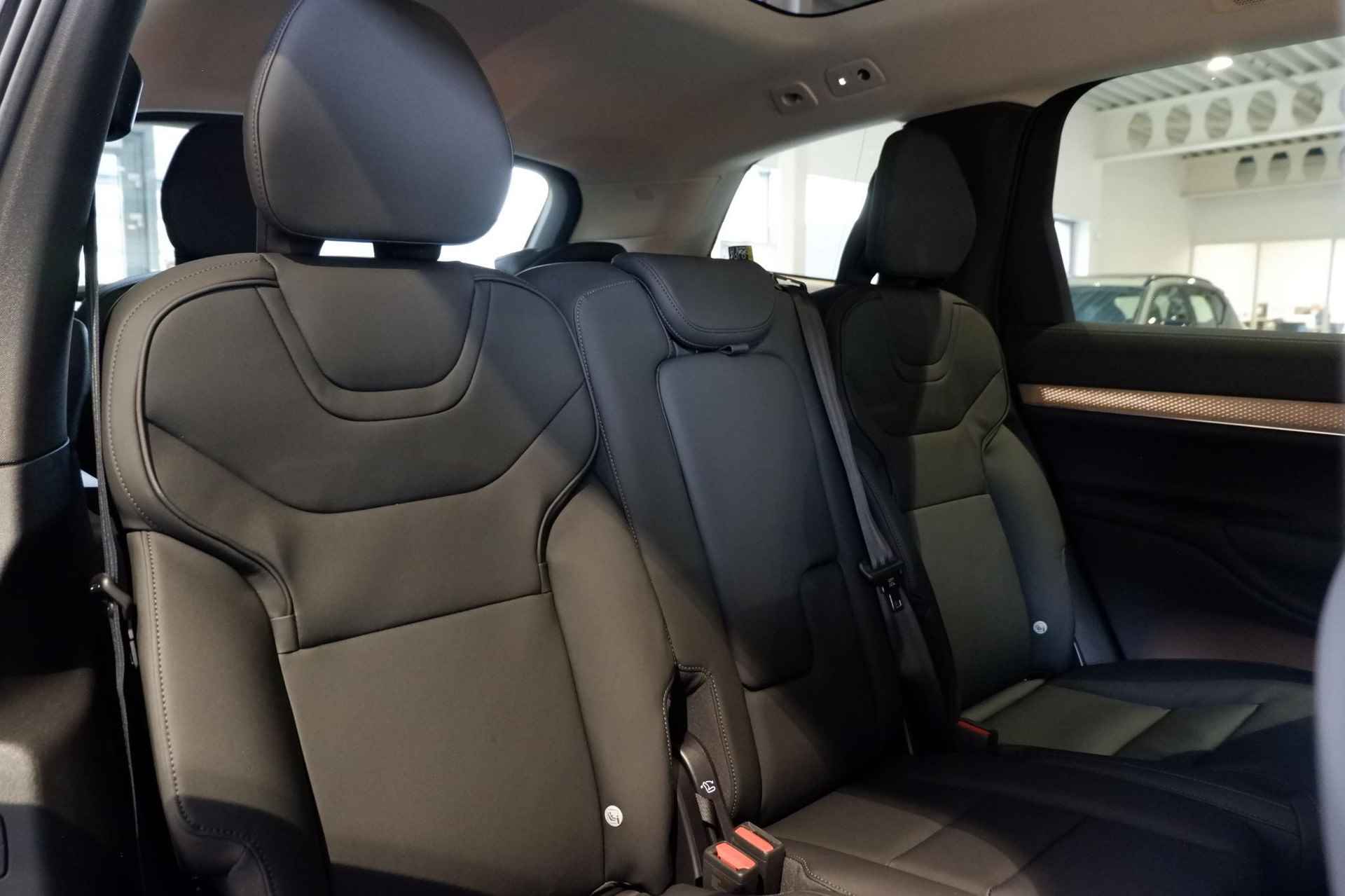 Volvo EX90 Twin Motor Performance Ultra 7p. 111 kWh 717 Onyx Black metallic, Nordico Charcoal interieur, 22" Lichtmetalen velgen, Pilot Assist Pack, Climate Pack, Bowers & Wilkins, Luchtvering, Getint glas, Elektrische trekhaak - 4/12