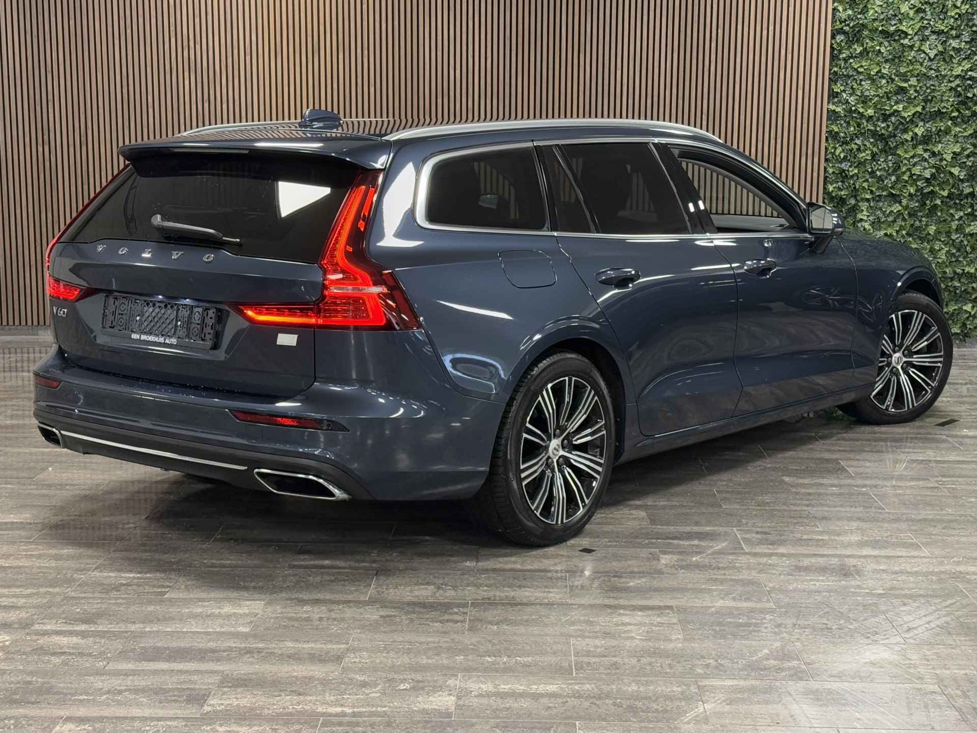 Volvo V60 T8 AWD Recharge Inscription | Trekhaak | Adaptieve Cruise Control | Standkachel met Volvo On Call App | Stoelverwarming voor+ach - 2/35