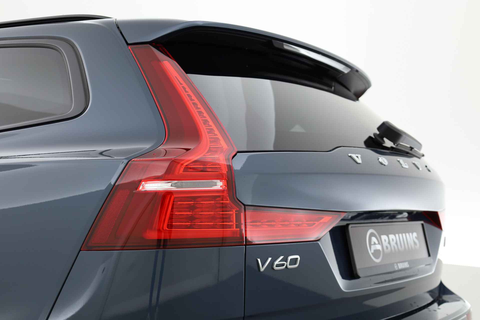 Volvo V60 2.0 T6 Plug-in hybrid AWD Plus Dark | H&K Audio | ACC | Blis | 4x stoel + stuurverw. | 19'' | - 30/31